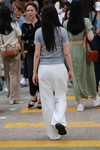  1.Quần jean trắng full logo , 1/2 cạp chun 