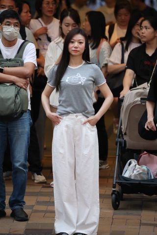  1.Áo phông xám, logo nơ trắng đính xequin ngực 