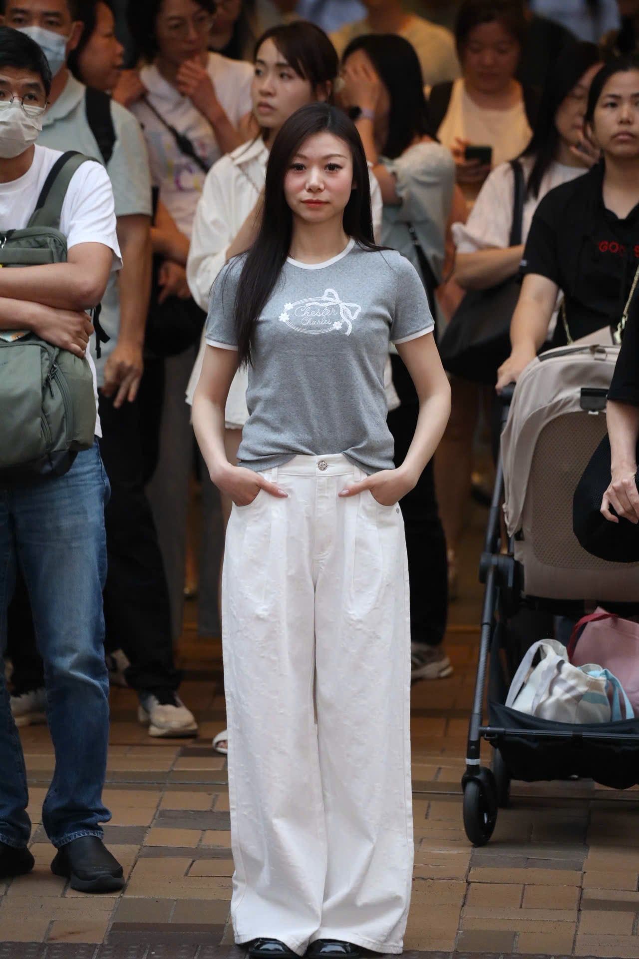  2.Quần jean trắng full logo , 1/2 cạp chun 