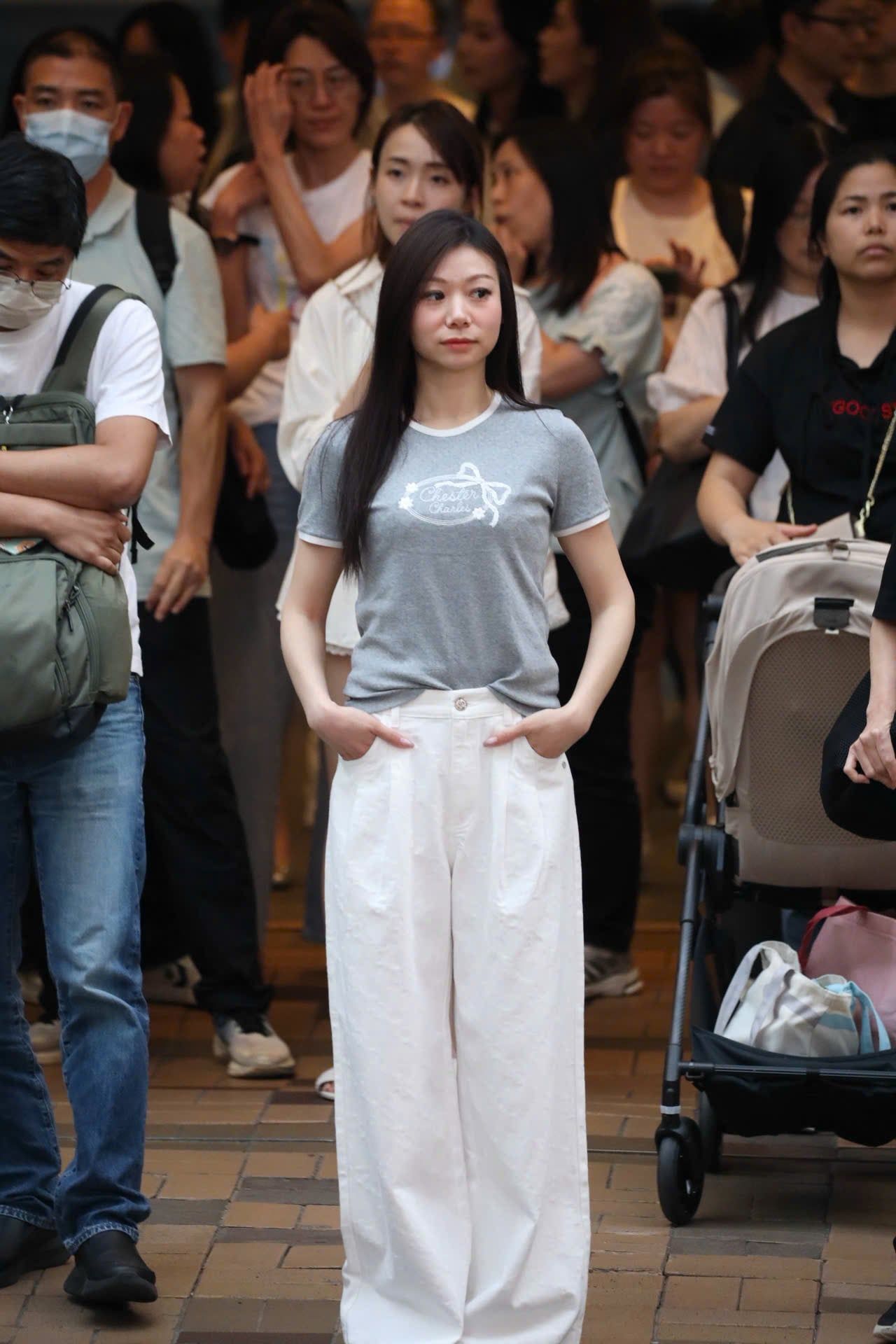  2.Quần jean trắng full logo , 1/2 cạp chun 