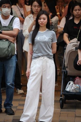  1.Quần jean trắng full logo , 1/2 cạp chun 