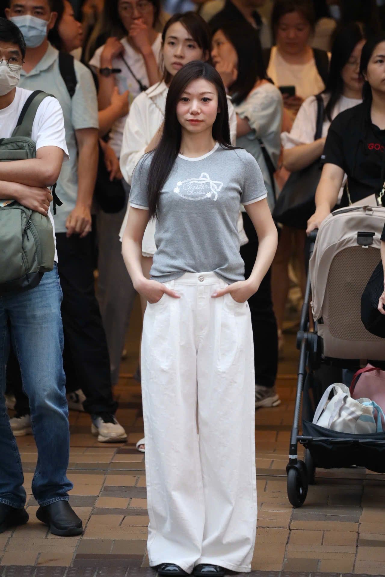  2.Quần jean trắng full logo , 1/2 cạp chun 