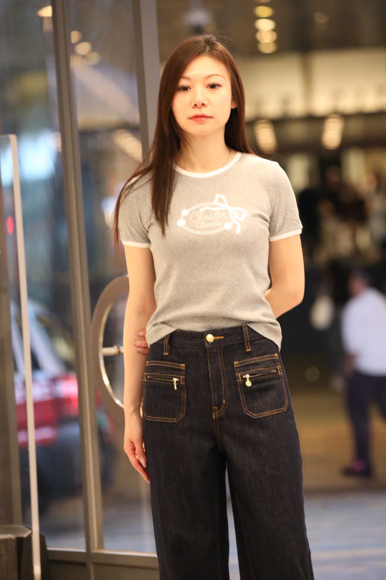  Áo phông xám, logo nơ trắng đính xequin ngực 