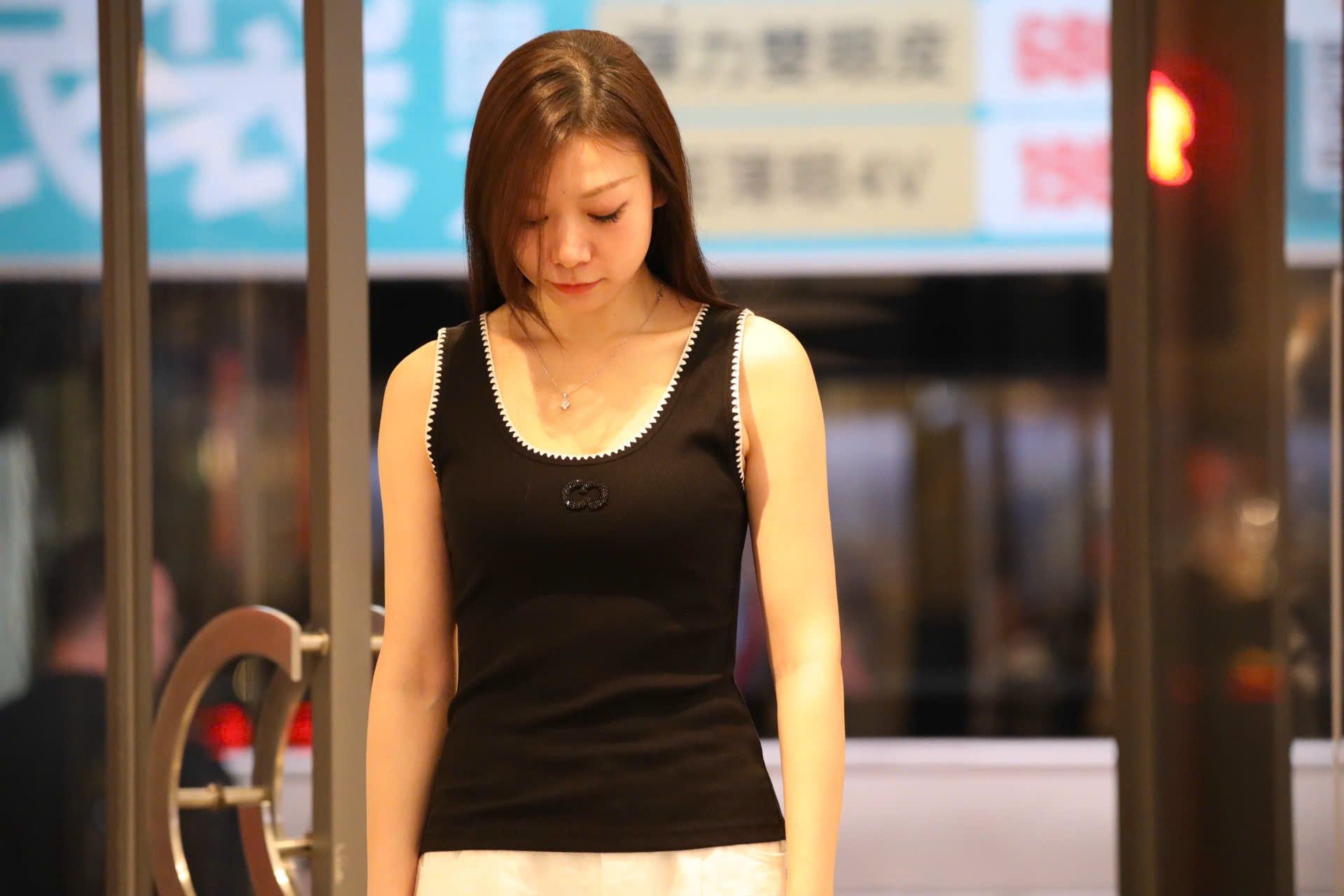  Áo tanktop đen viền trắng ziczac 