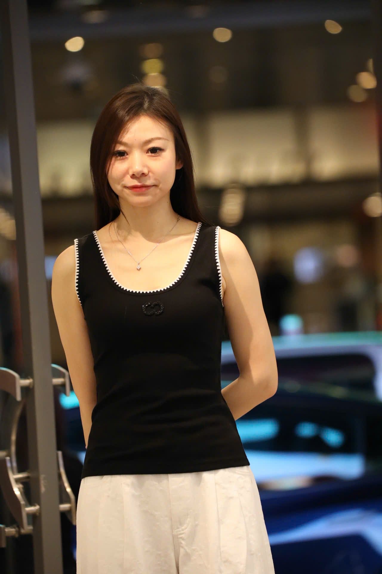  Áo tanktop đen viền trắng ziczac 