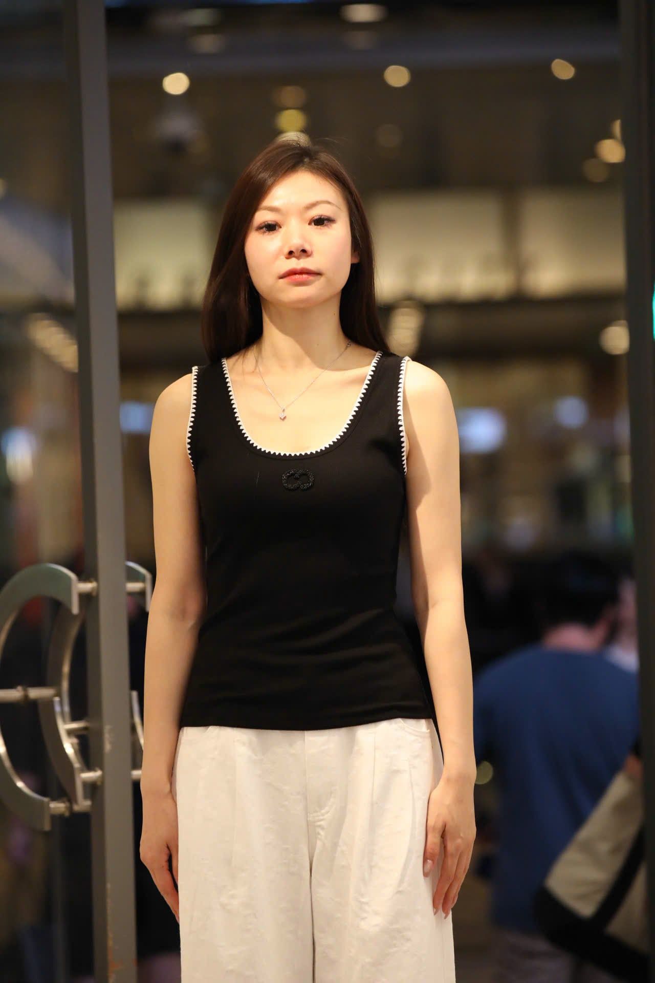  Áo tanktop đen viền trắng ziczac 