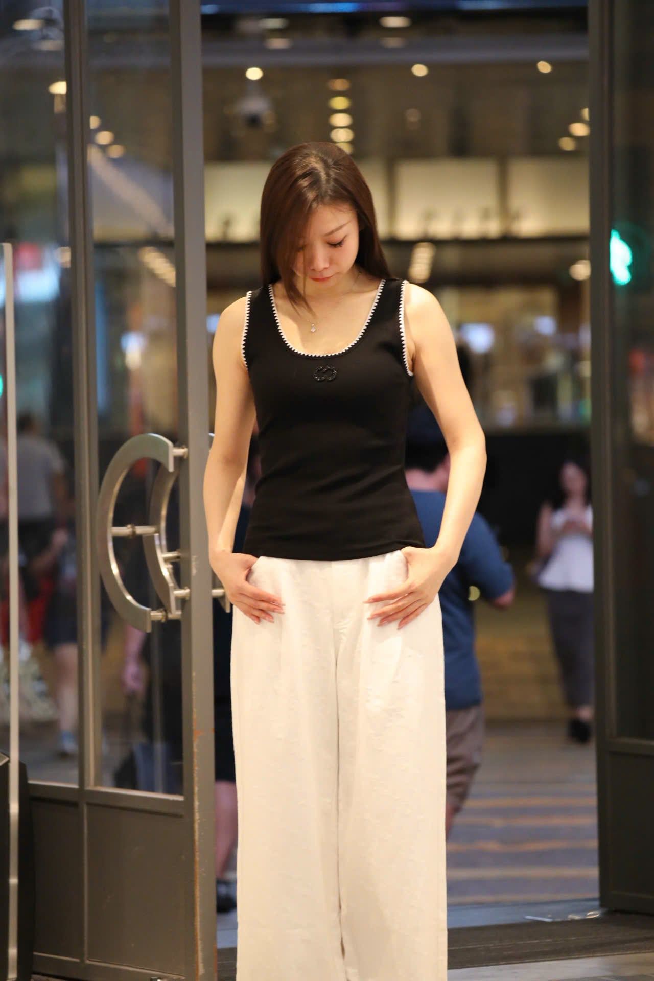  Áo tanktop đen viền trắng ziczac 