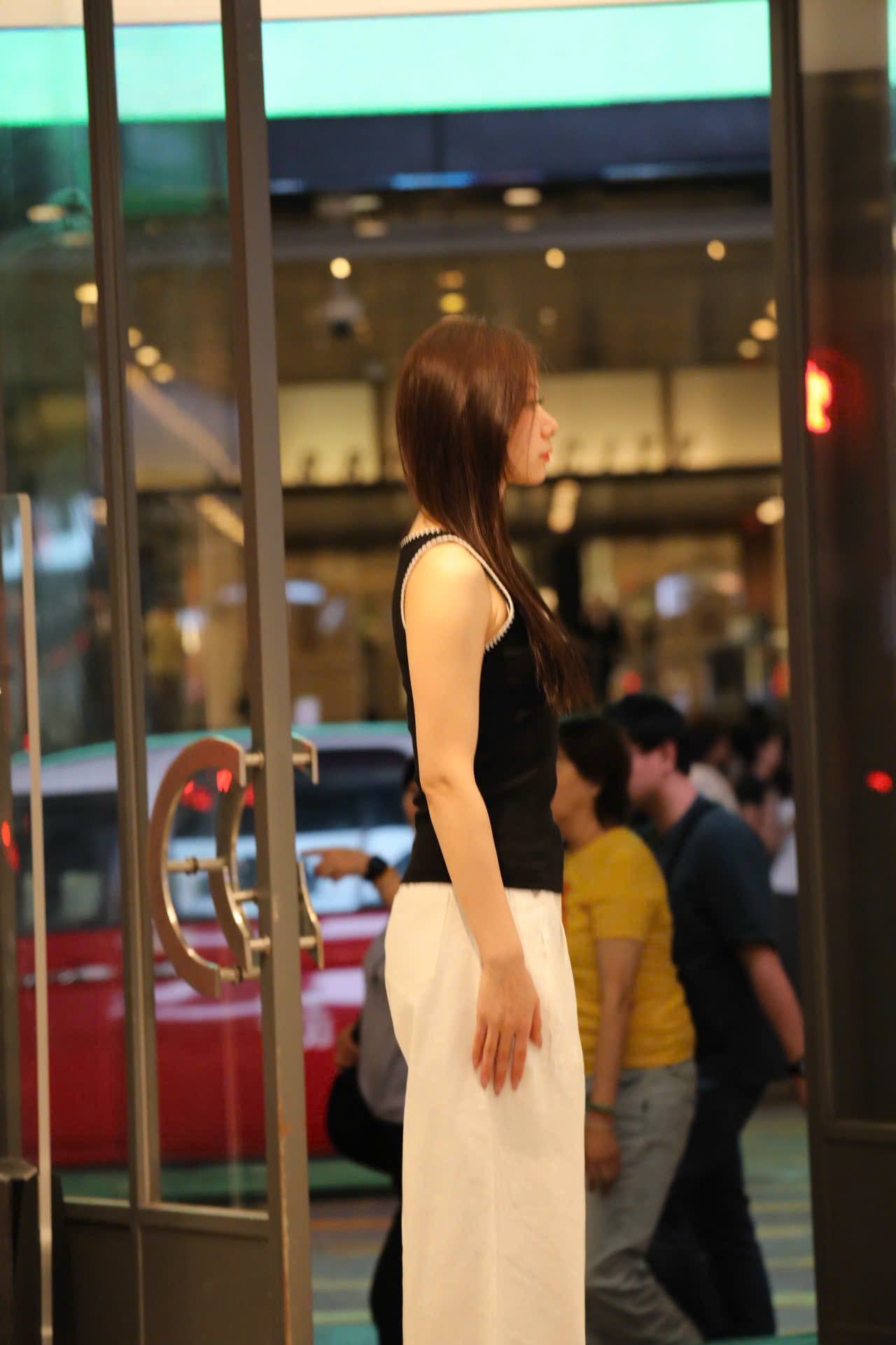  Áo tanktop đen viền trắng ziczac 