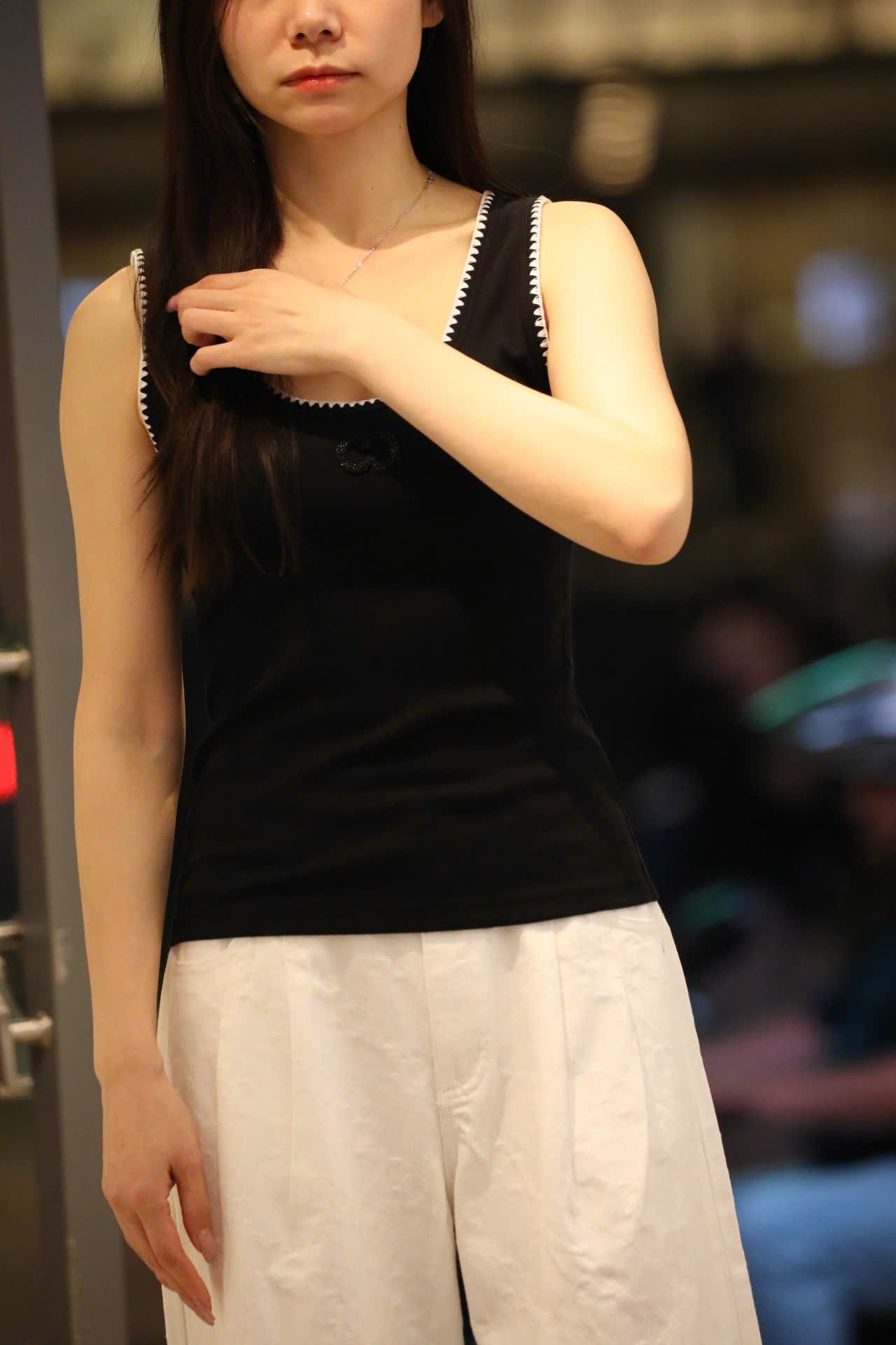  Áo tanktop đen viền trắng ziczac 