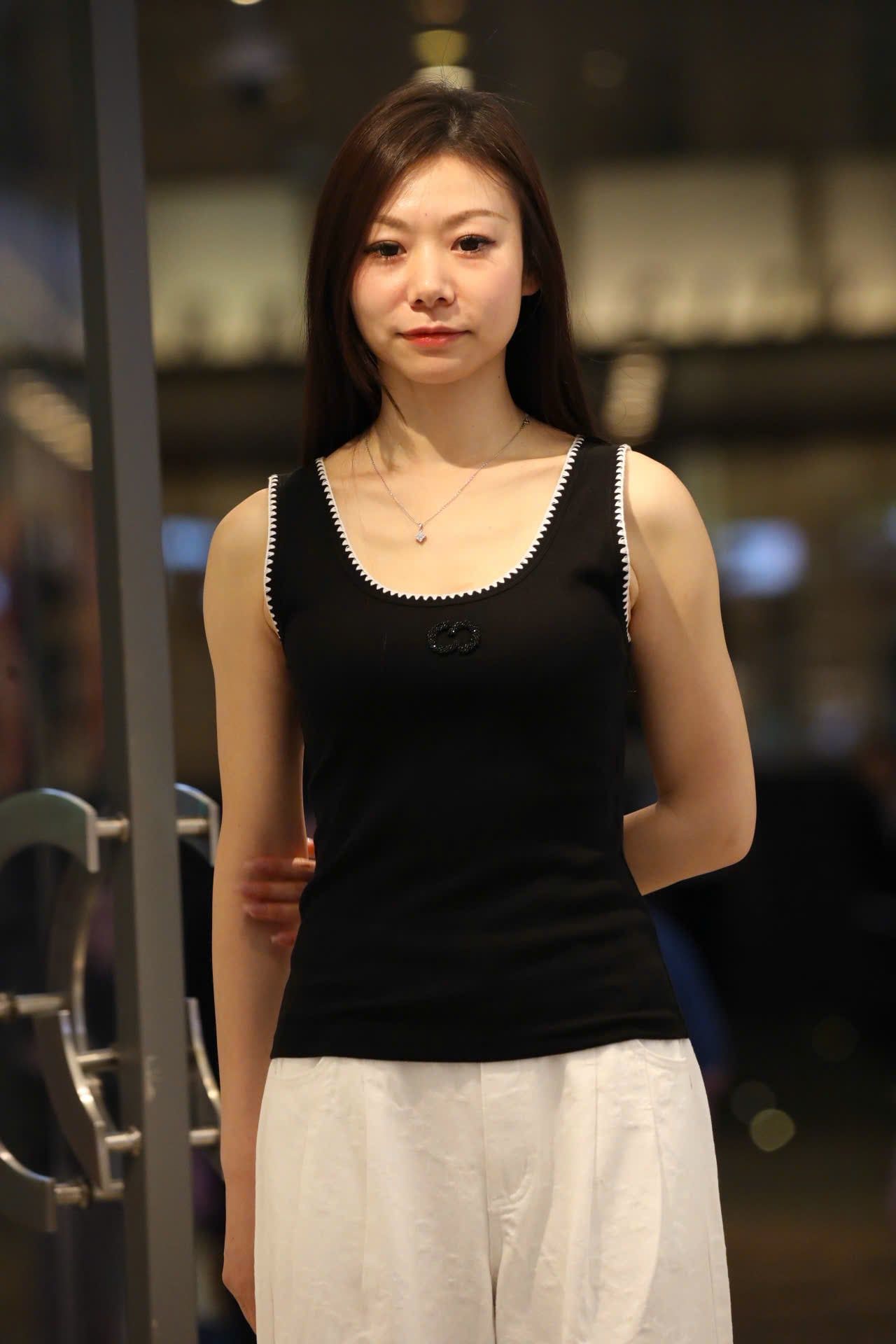  Áo tanktop đen viền trắng ziczac 