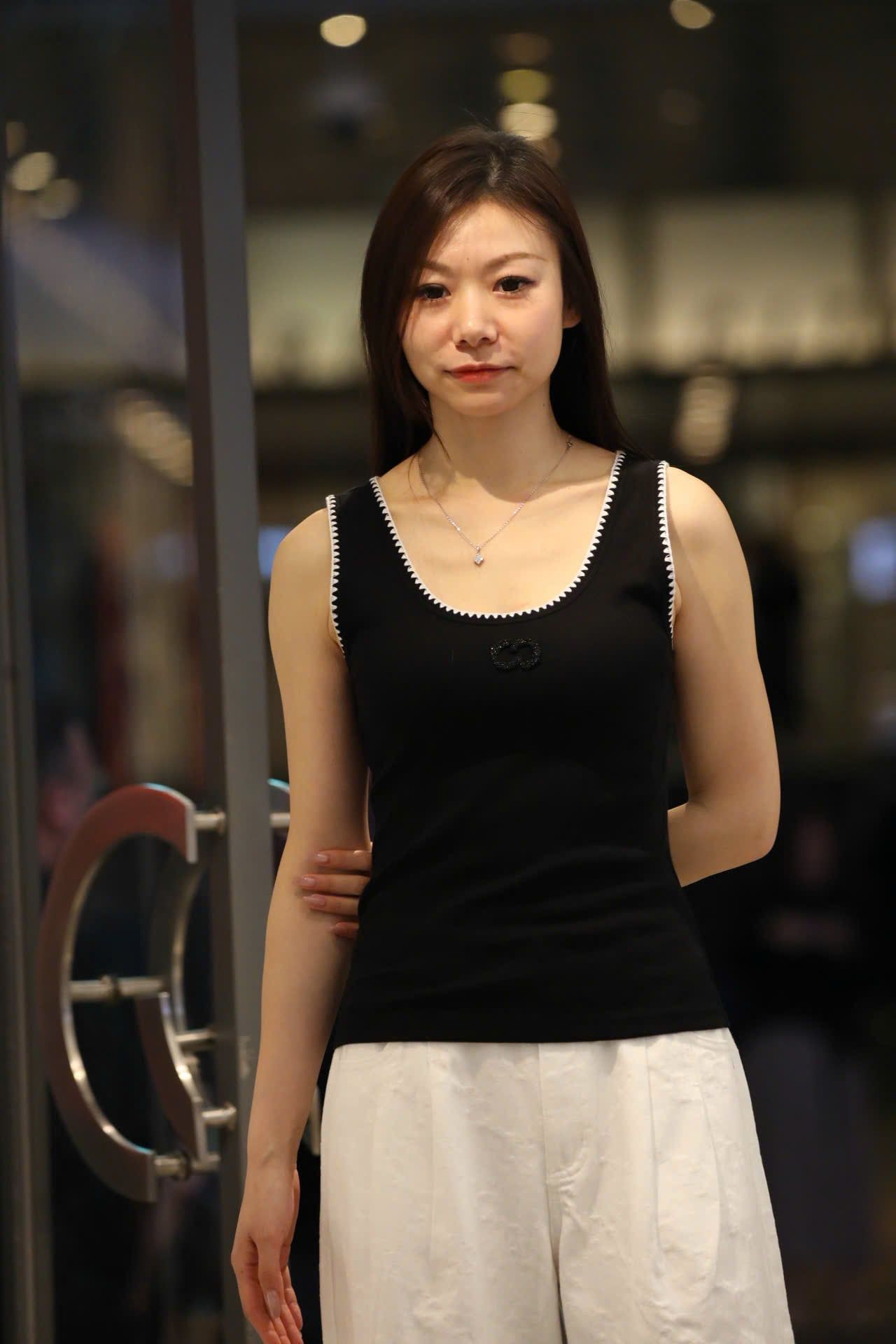  Áo tanktop đen viền trắng ziczac 