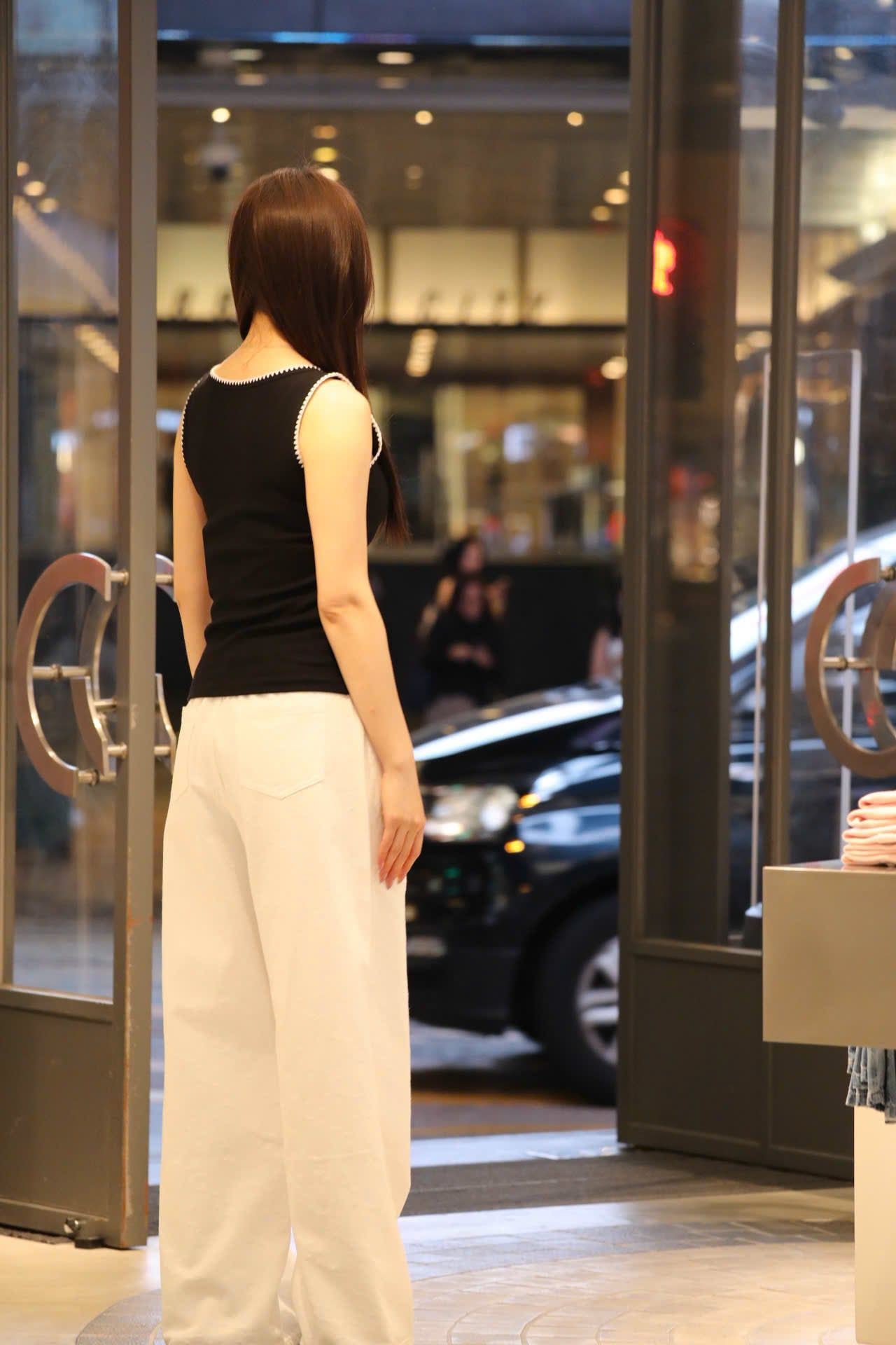 Áo tanktop đen viền trắng ziczac 