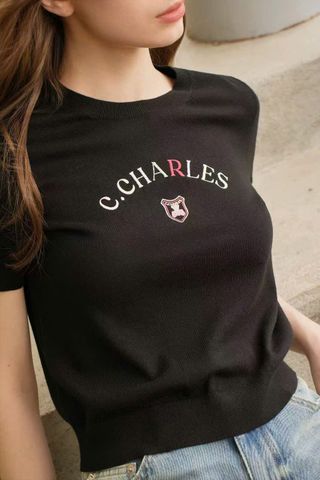  Áo đen huy hiệu gấu hồng đính đá 