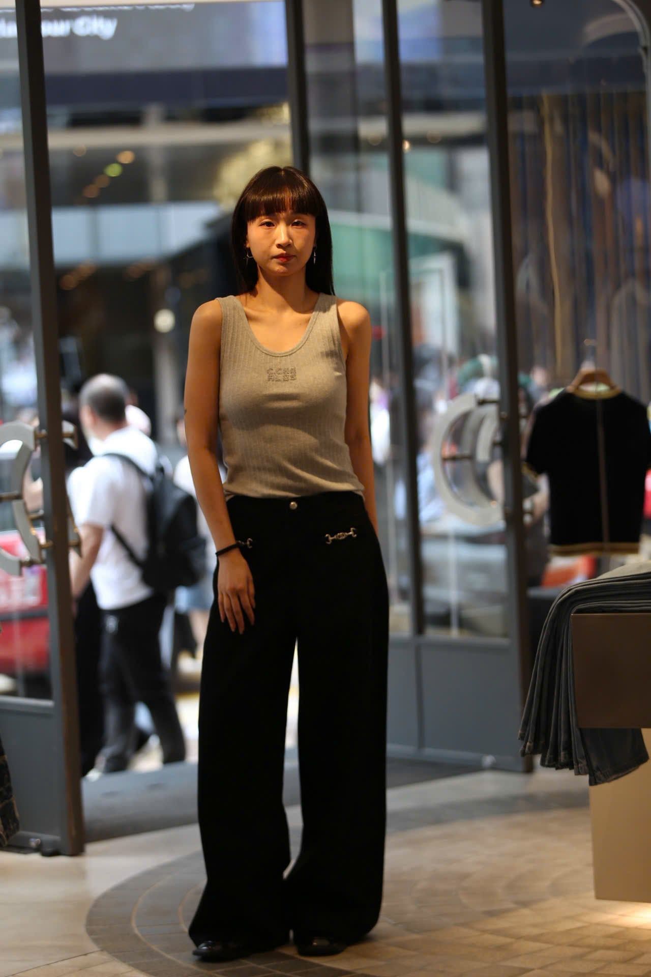  Áo tanktop xám sọc gân, chữ ngực 