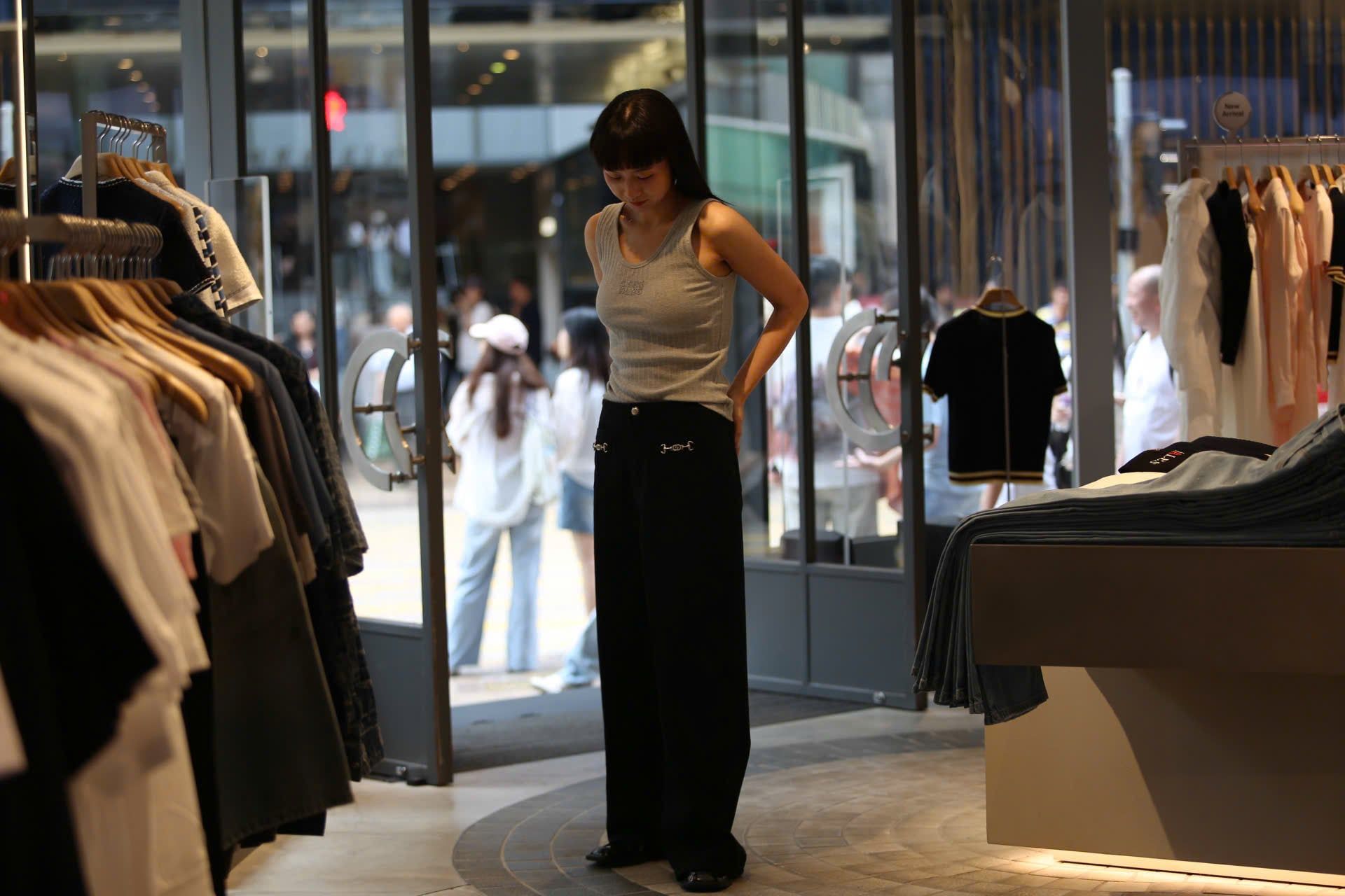  Áo tanktop xám sọc gân, chữ ngực 