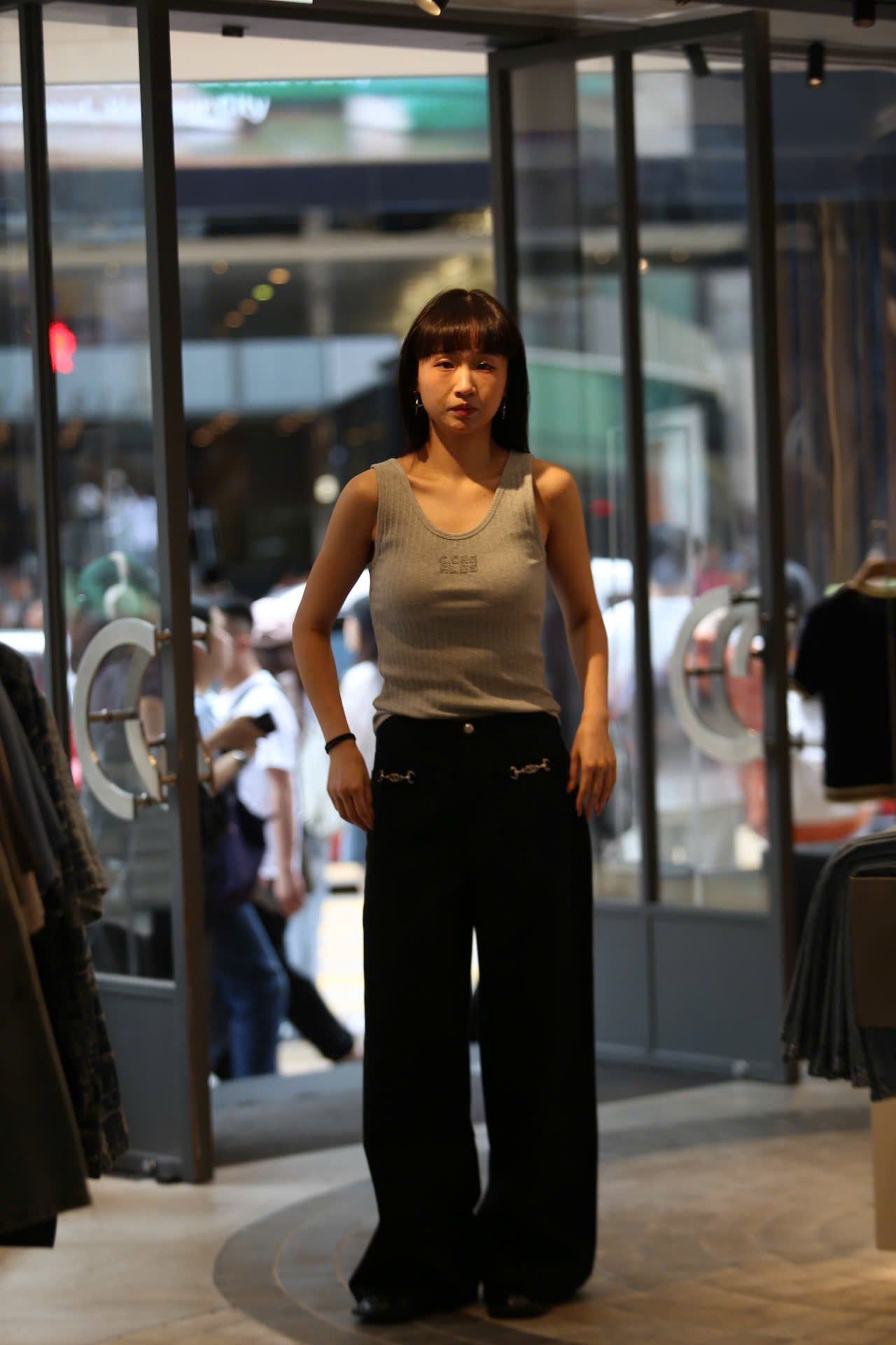  Áo tanktop xám sọc gân, chữ ngực 