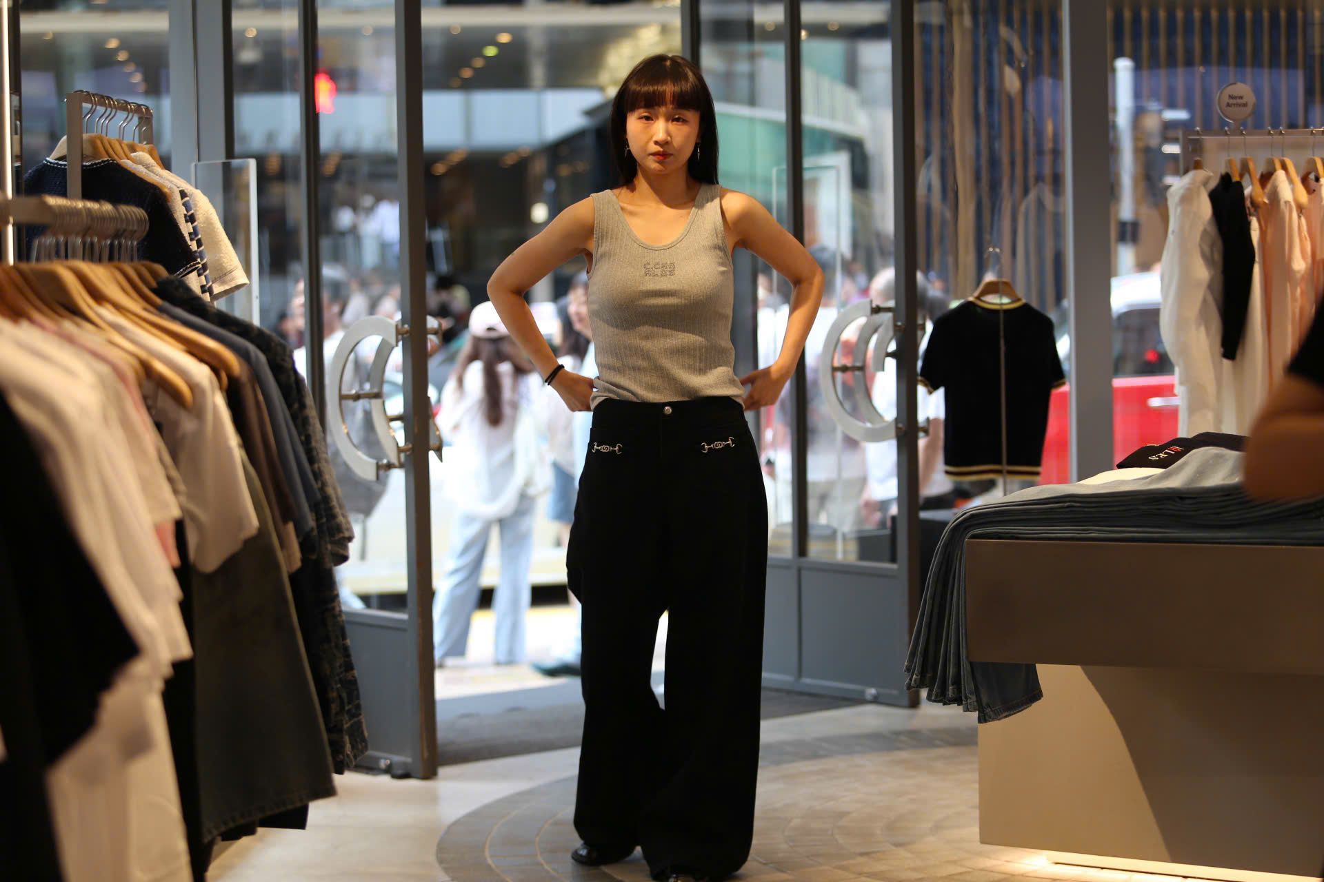  Áo tanktop xám sọc gân, chữ ngực 