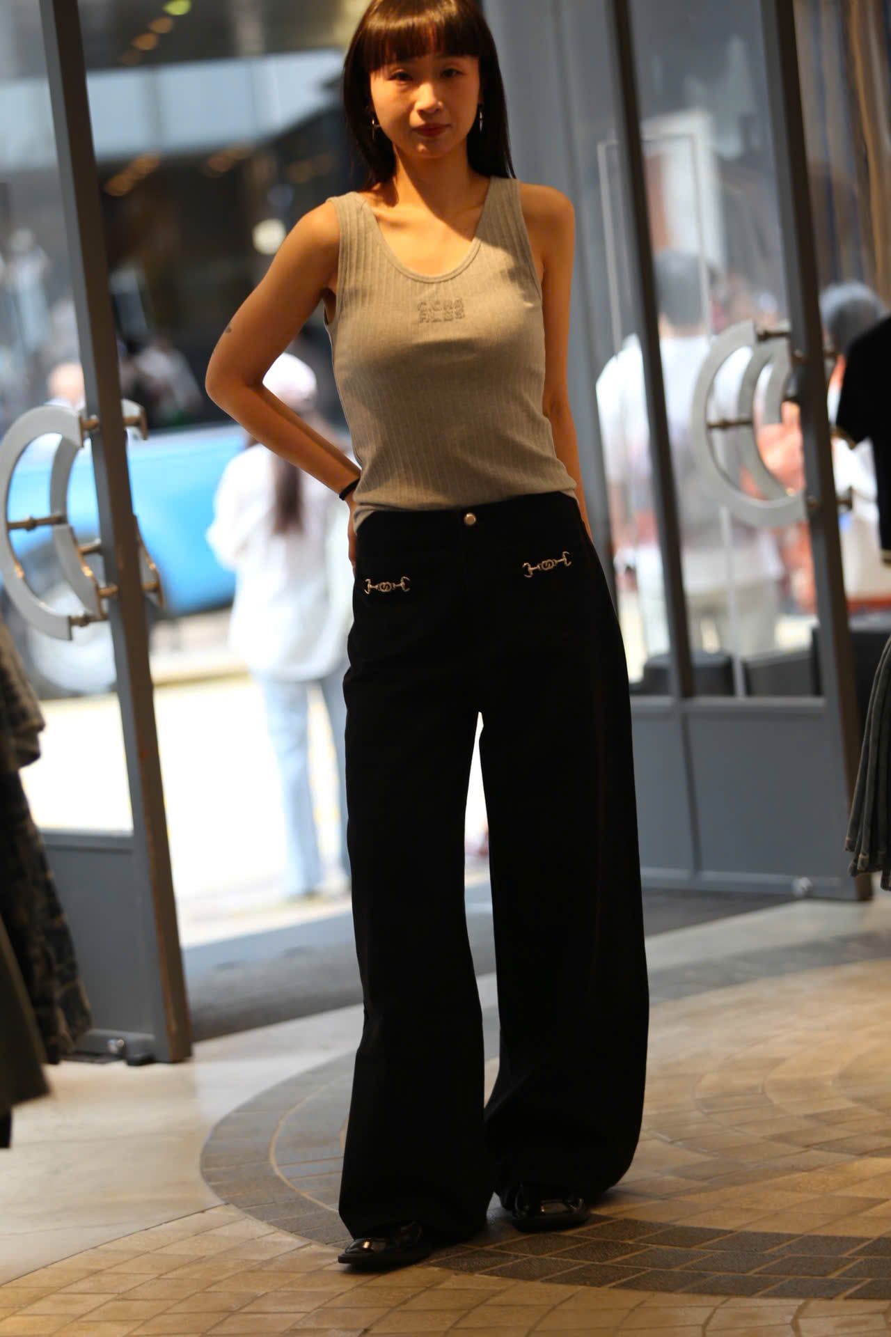  Áo tanktop xám sọc gân, chữ ngực 