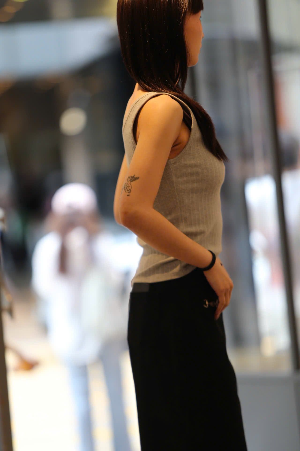  Áo tanktop xám sọc gân, chữ ngực 