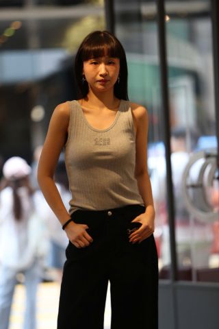  1.Áo tanktop xám sọc gân, chữ ngực 