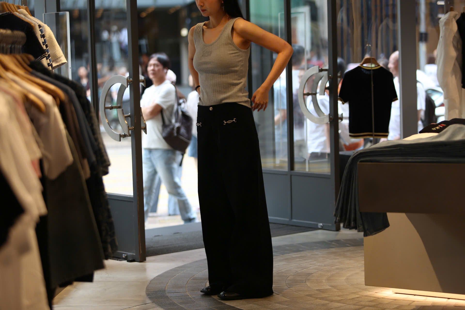  Áo tanktop xám sọc gân, chữ ngực 