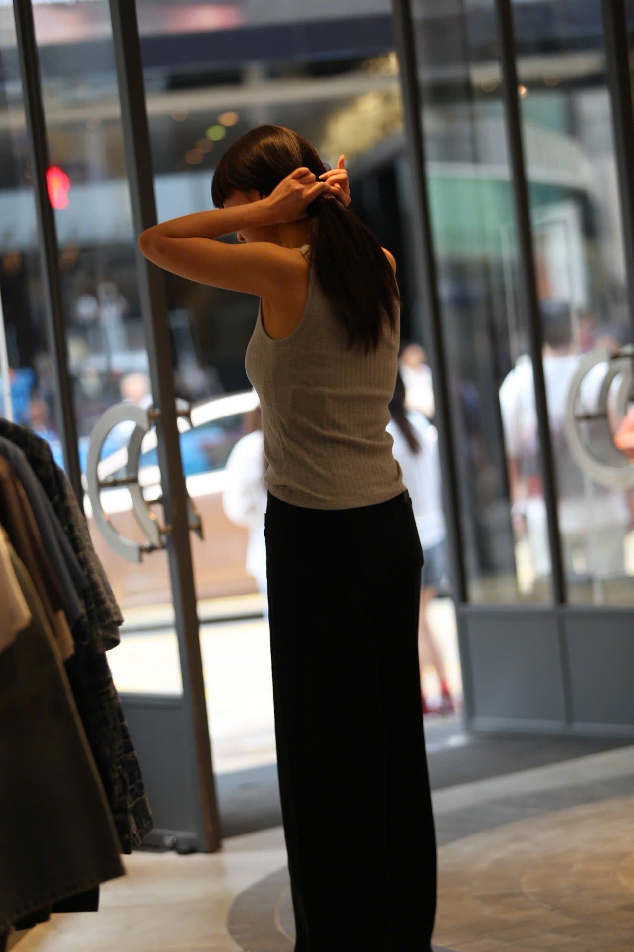  Áo tanktop xám sọc gân, chữ ngực 