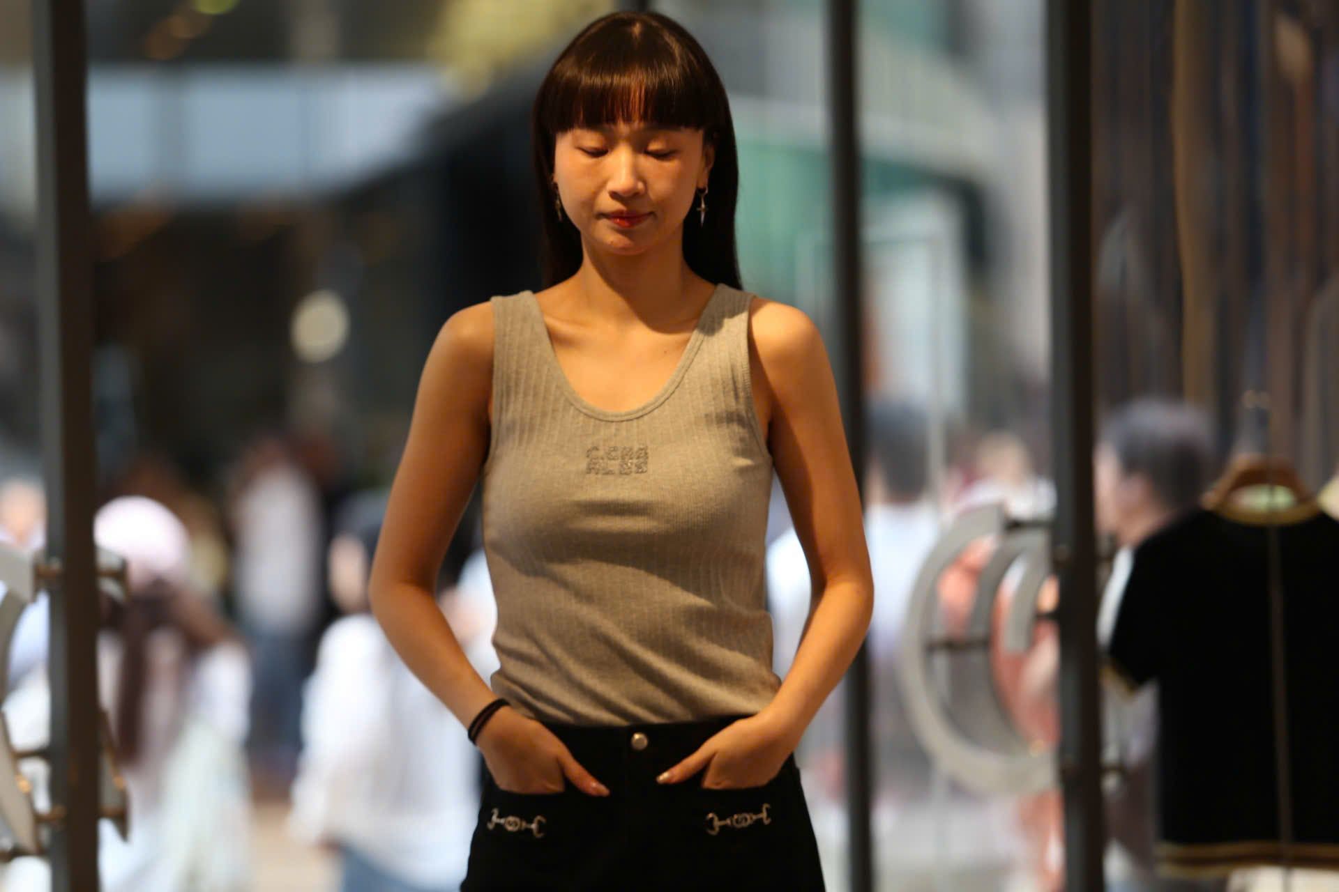  Áo tanktop xám sọc gân, chữ ngực 