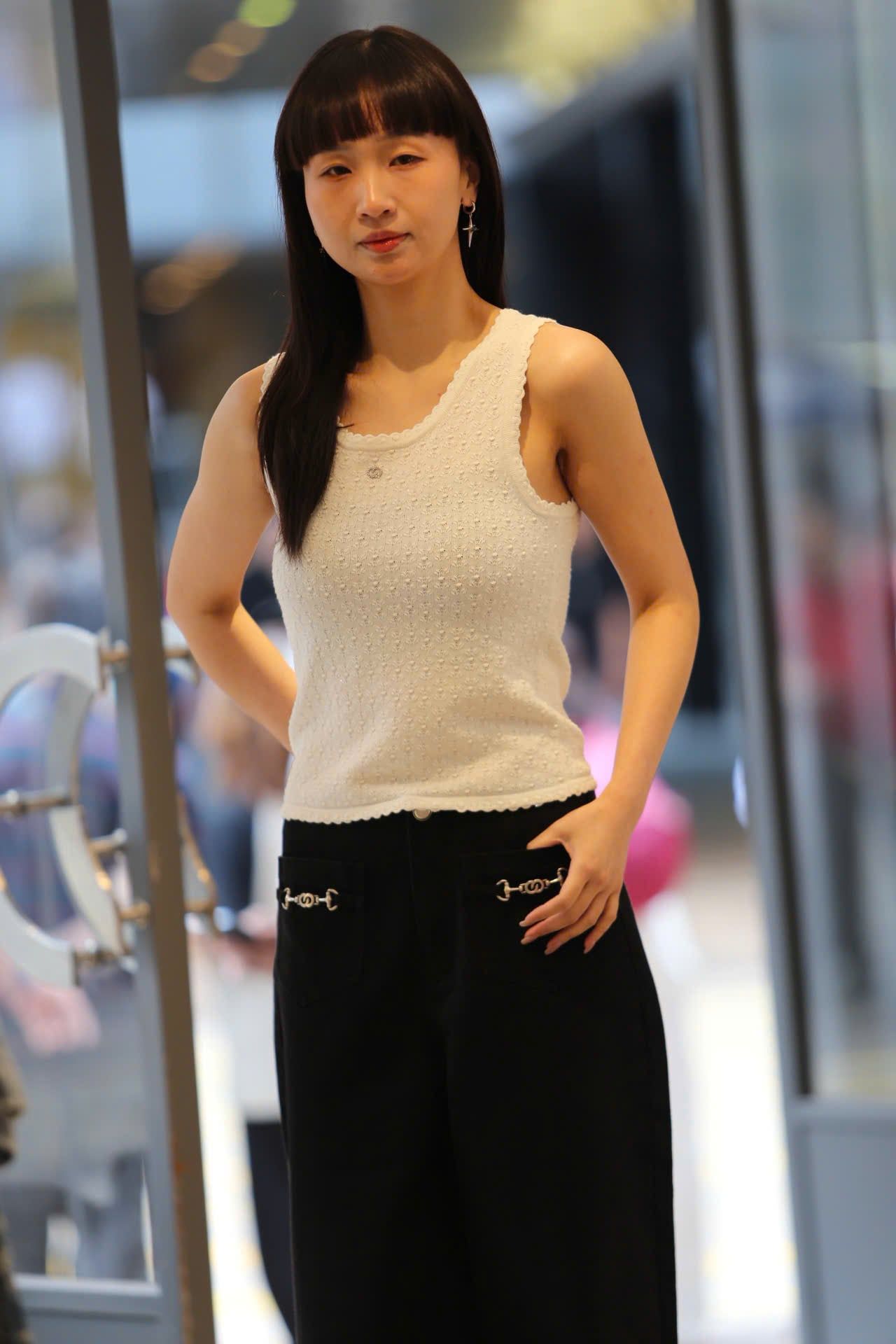  Áo tanktop trắng vải dập nổi hoa 
