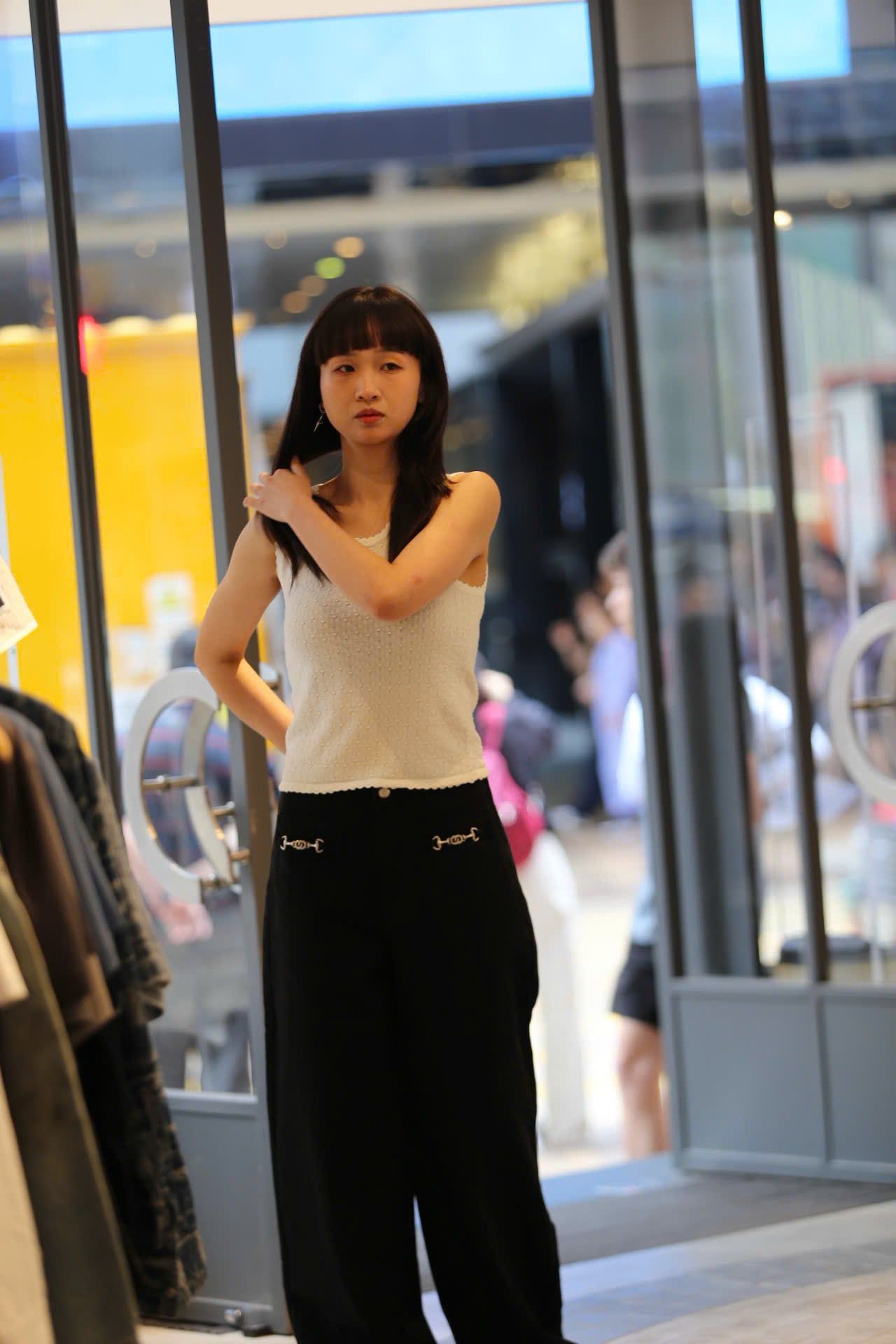  Áo tanktop trắng vải dập nổi hoa 