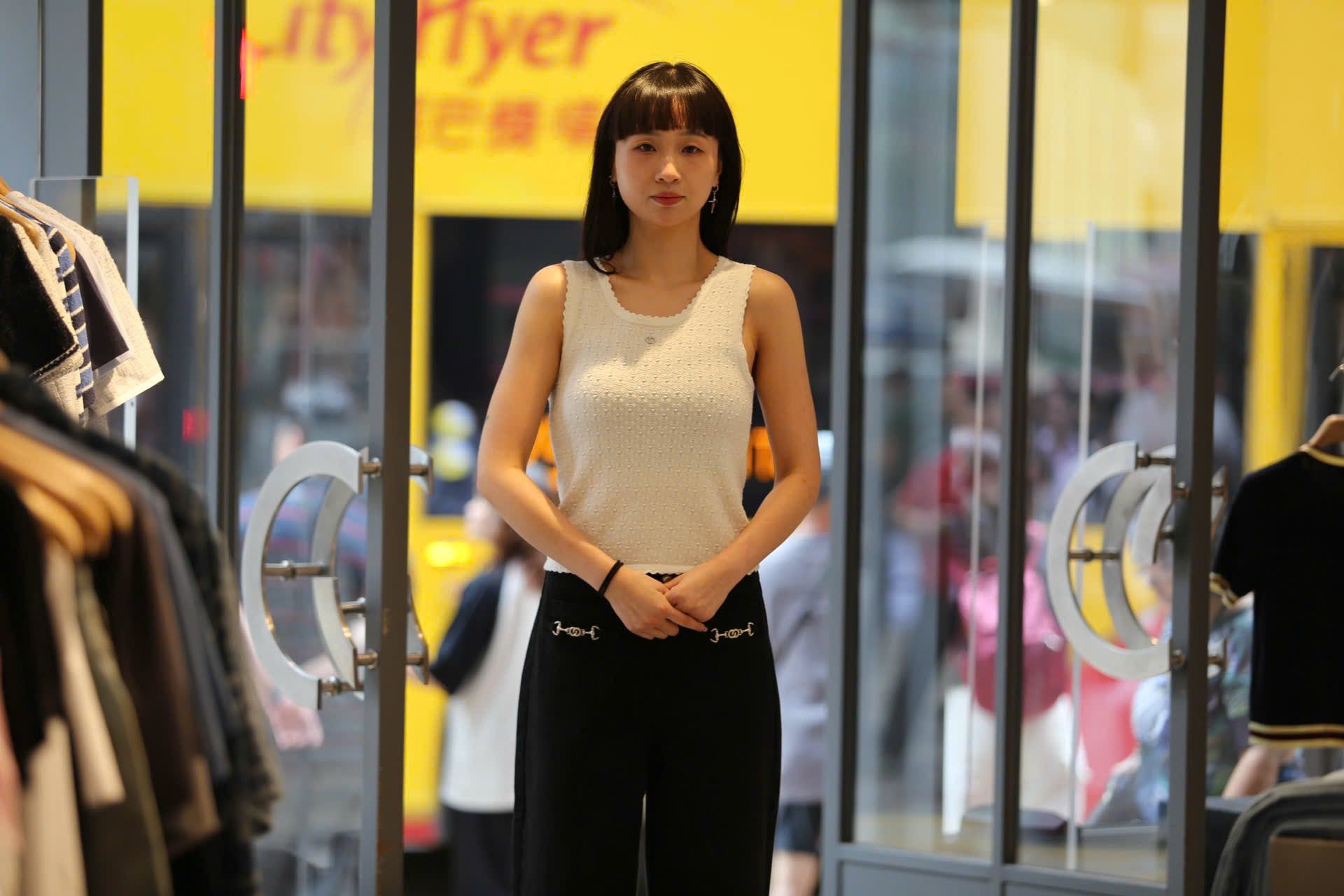  Áo tanktop trắng vải dập nổi hoa 