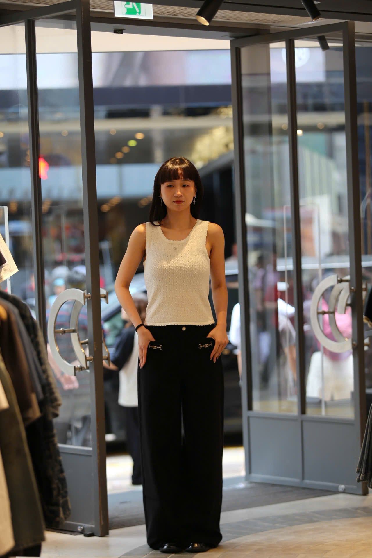  Áo tanktop trắng vải dập nổi hoa 