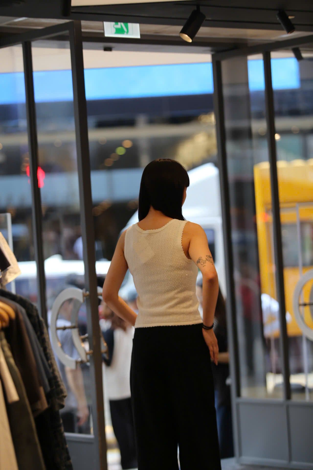  Áo tanktop trắng vải dập nổi hoa 
