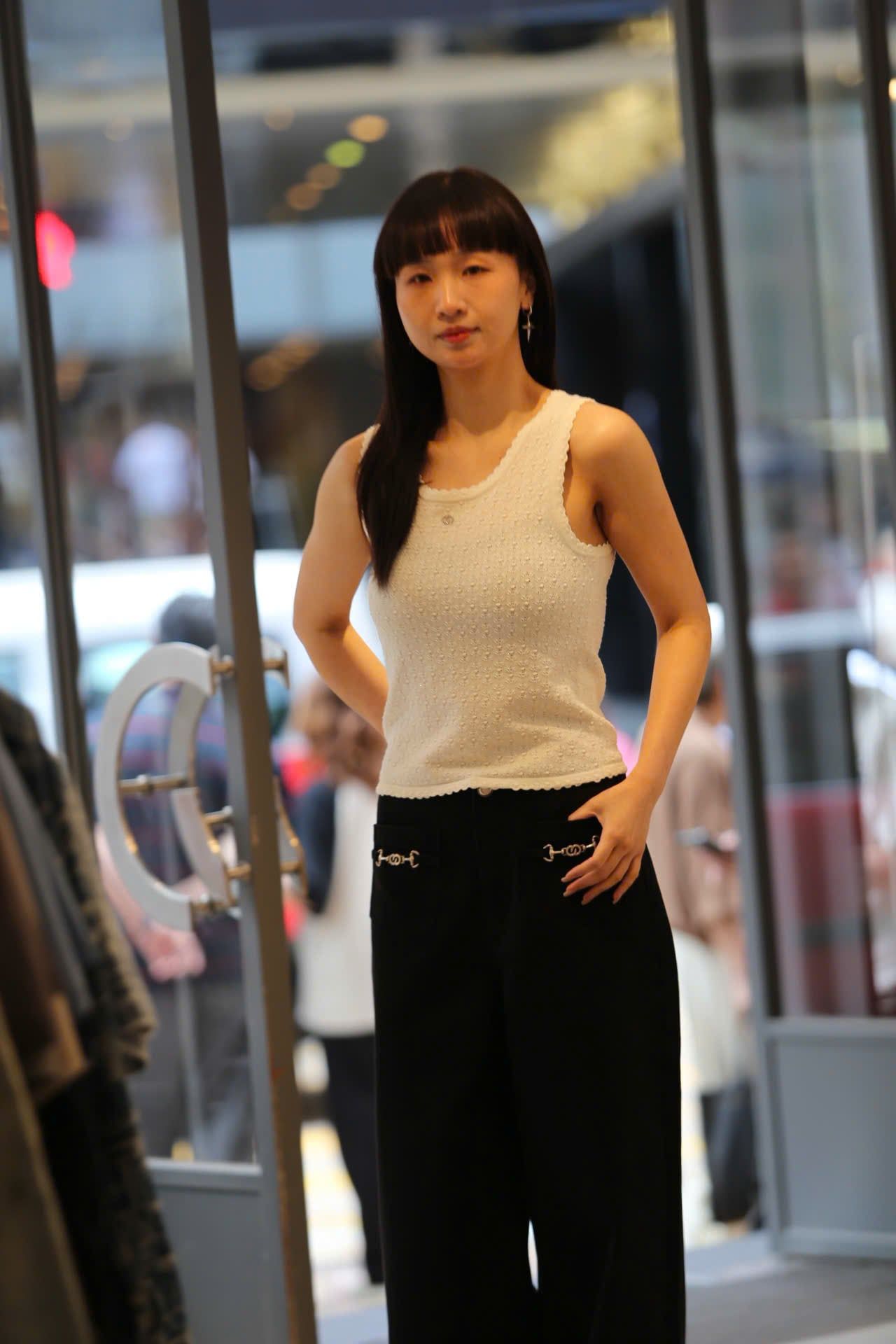  Áo tanktop trắng vải dập nổi hoa 