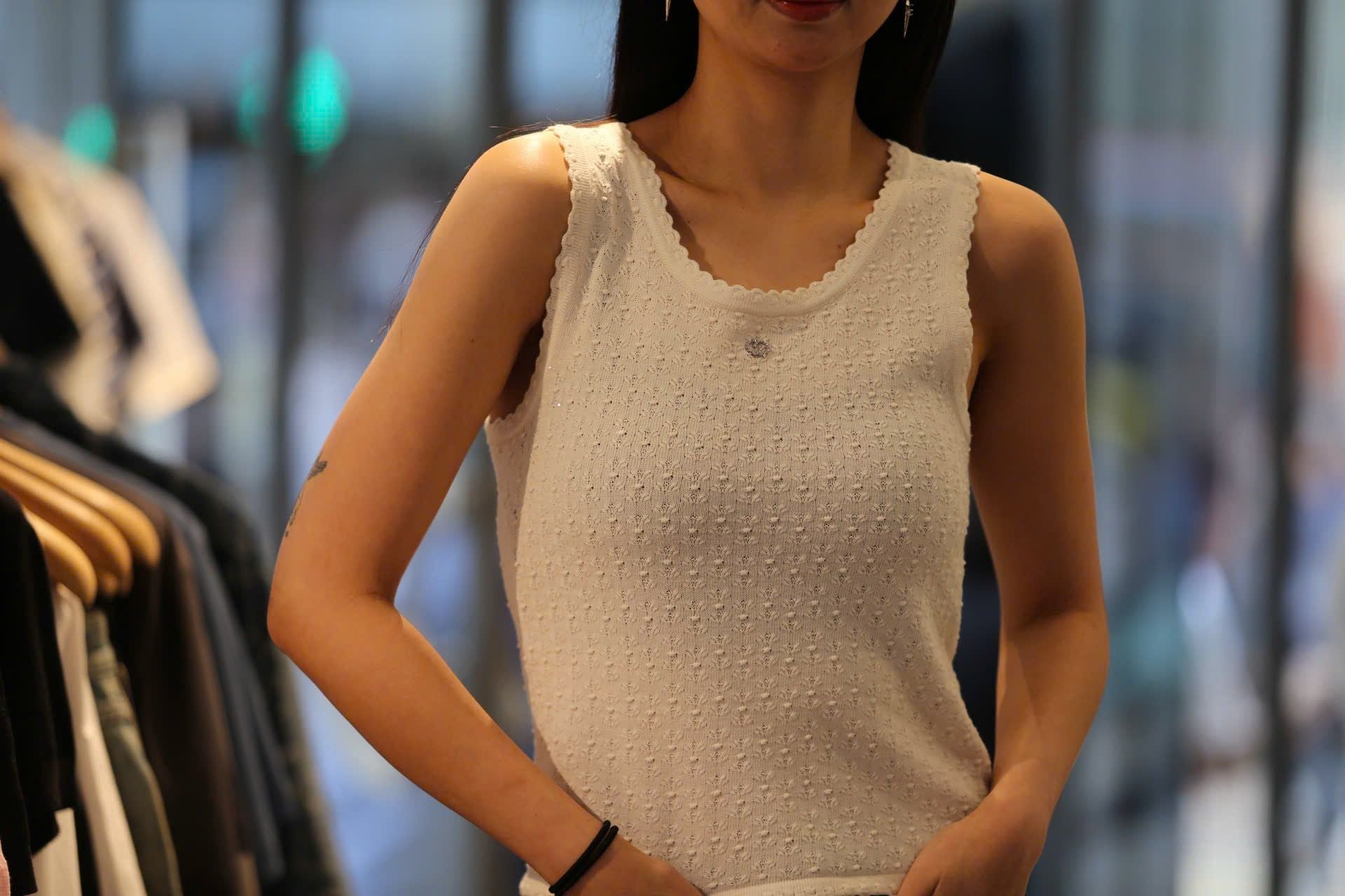  Áo tanktop trắng vải dập nổi hoa 