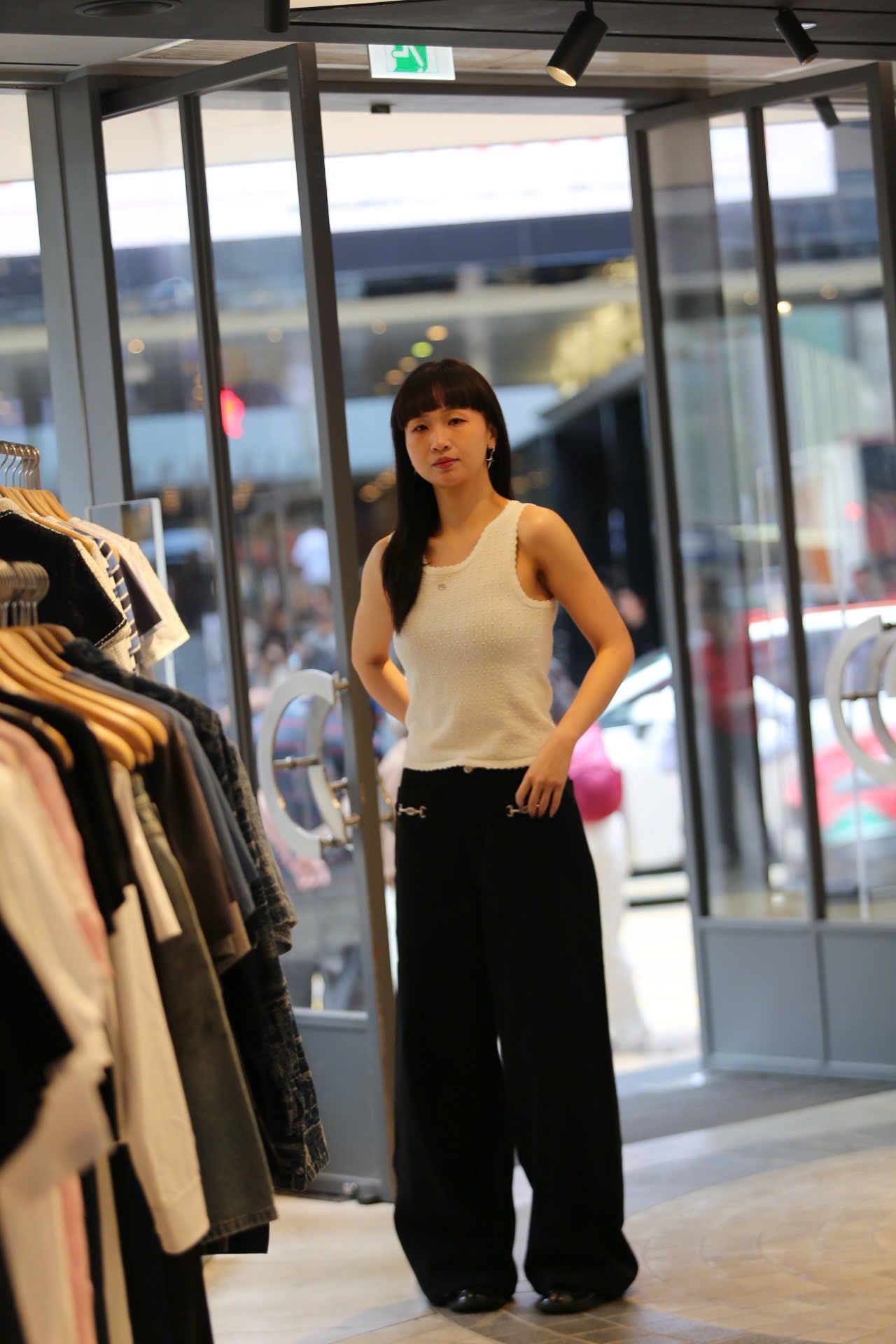  Áo tanktop trắng vải dập nổi hoa 