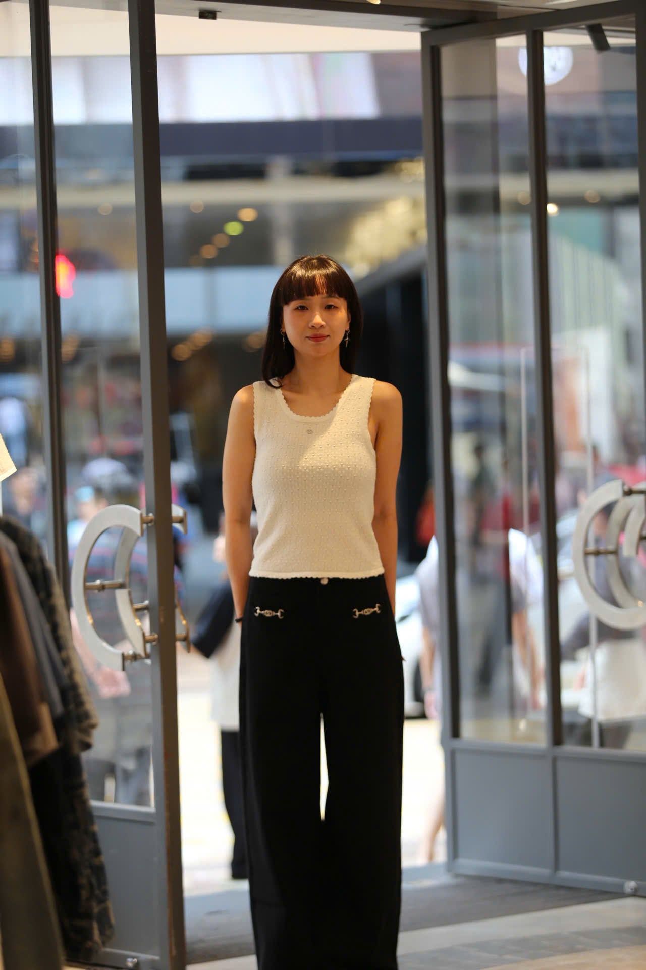 Áo tanktop trắng vải dập nổi hoa 