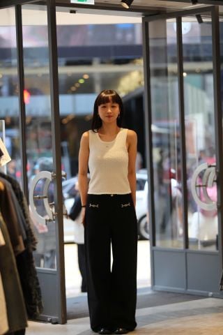  1.Áo tanktop trắng vải dập nổi hoa 