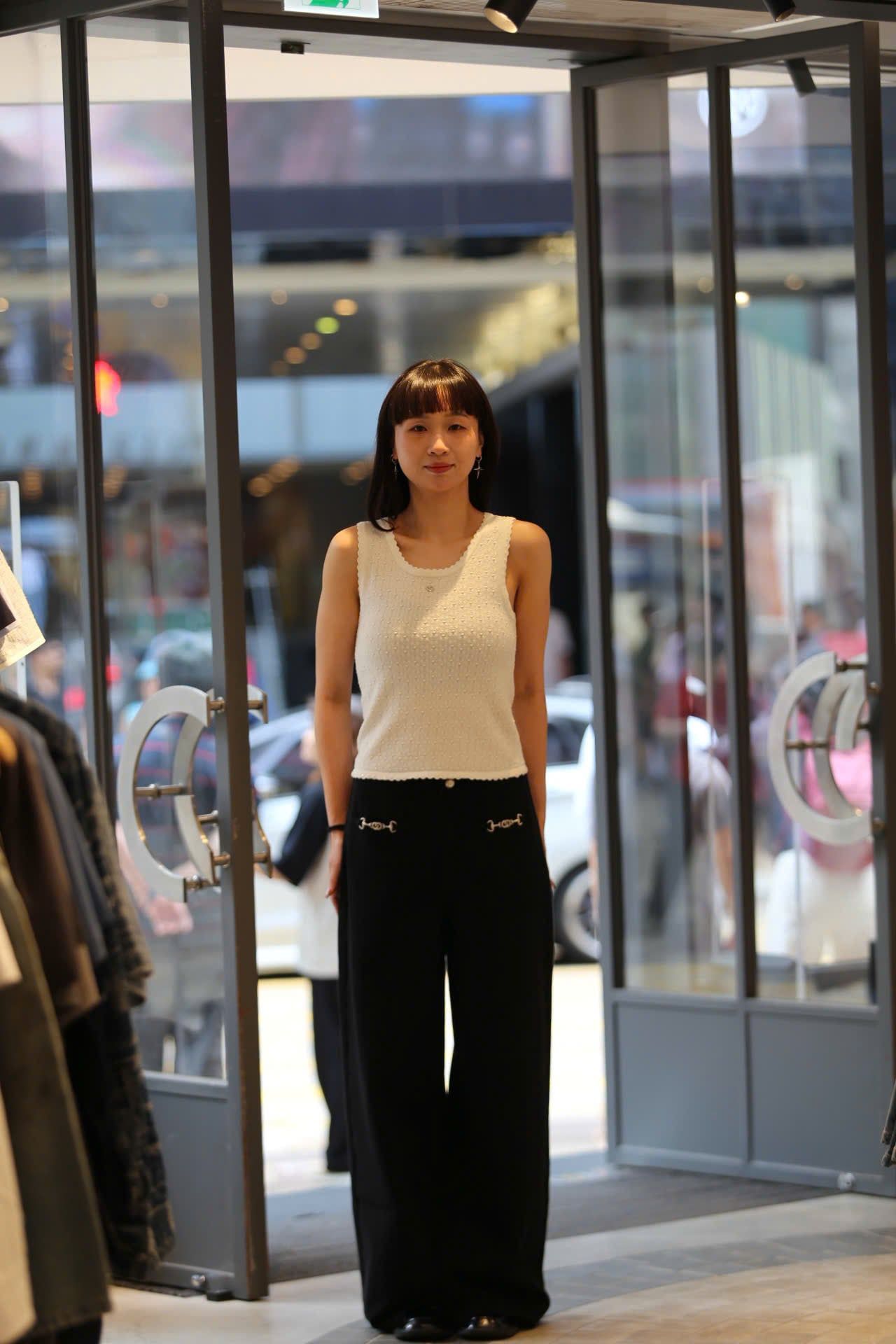  Áo tanktop trắng vải dập nổi hoa 