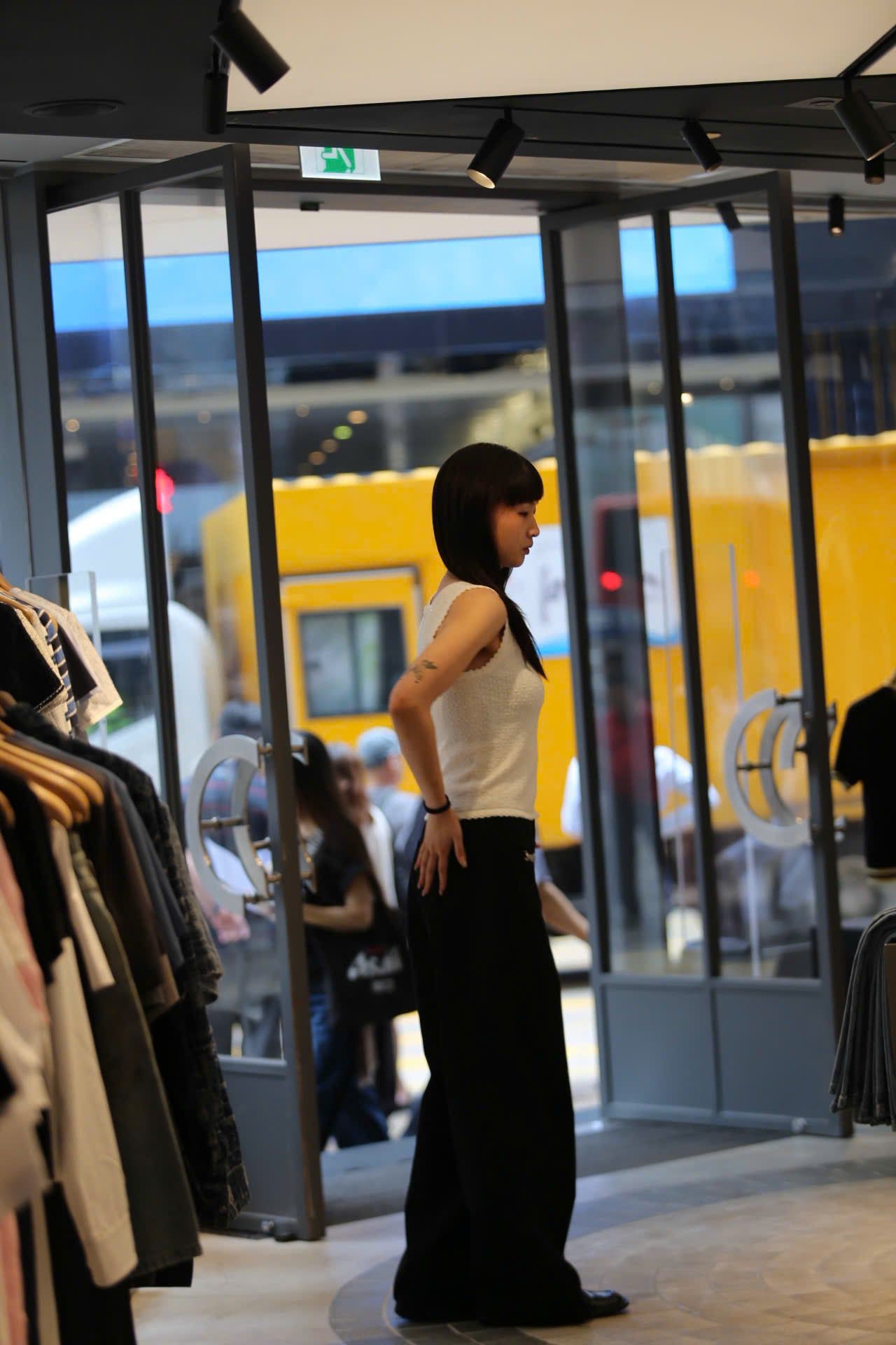  Áo tanktop trắng vải dập nổi hoa 