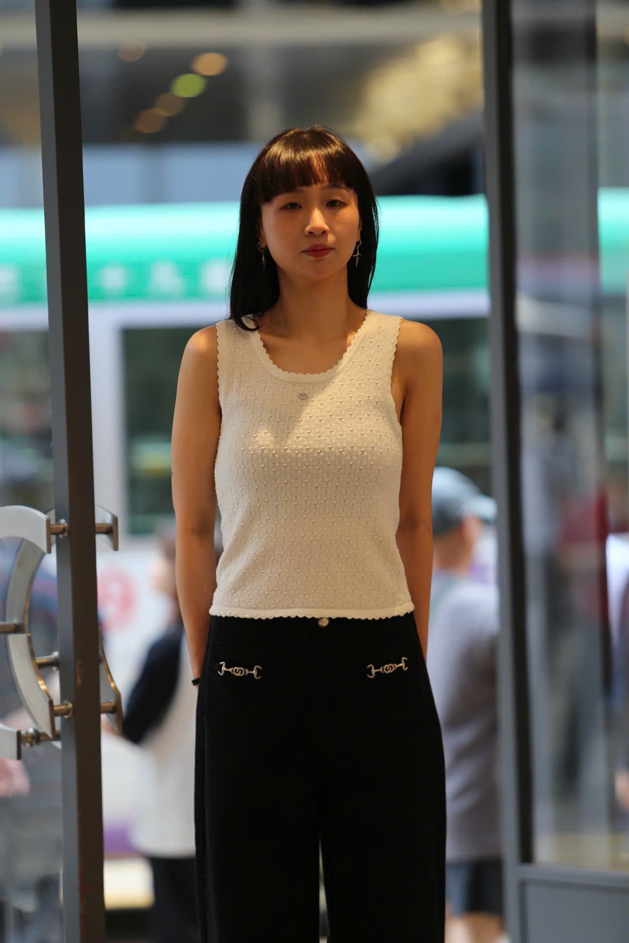  Áo tanktop trắng vải dập nổi hoa 