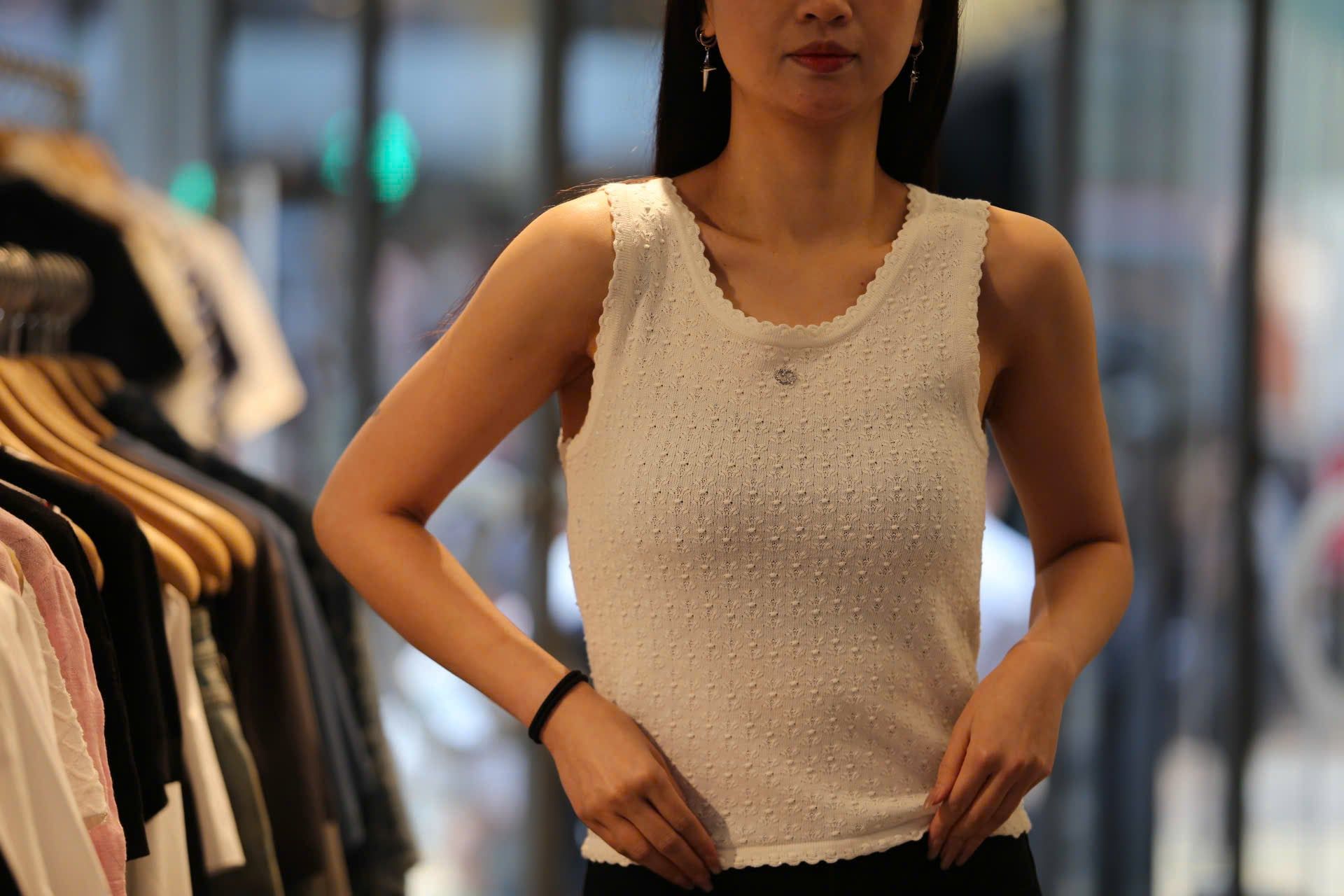  Áo tanktop trắng vải dập nổi hoa 