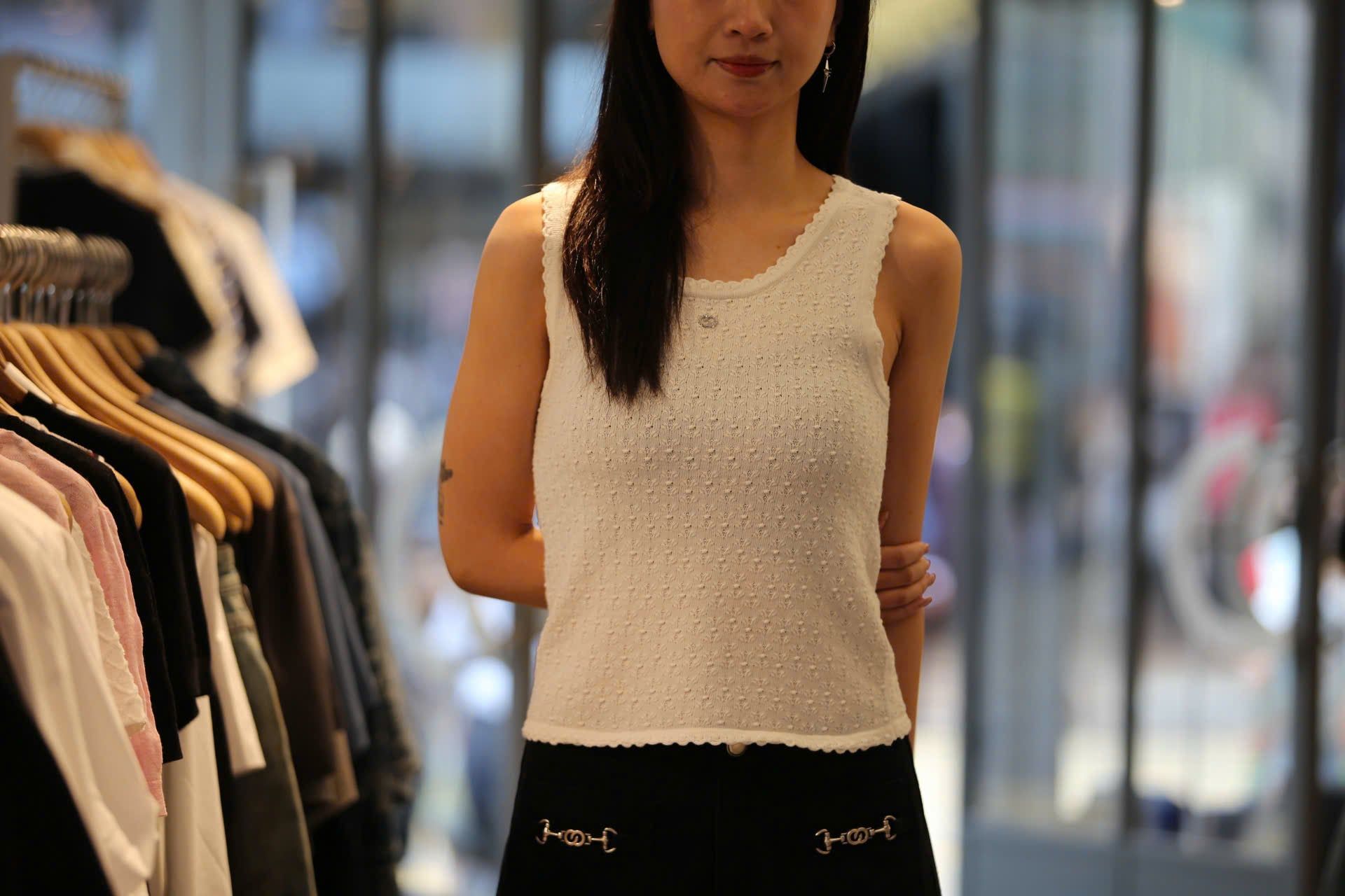  Áo tanktop trắng vải dập nổi hoa 
