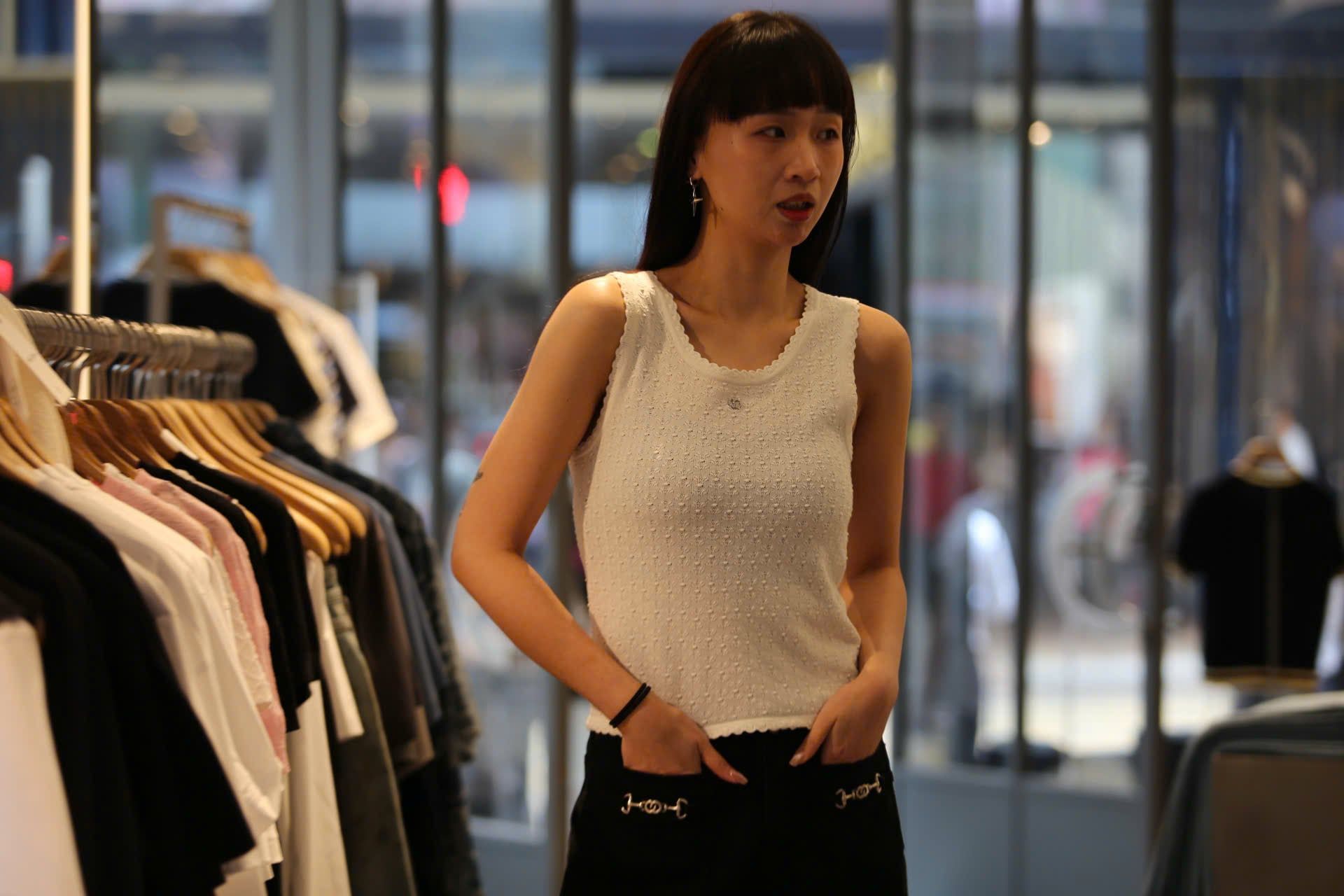  Áo tanktop trắng vải dập nổi hoa 