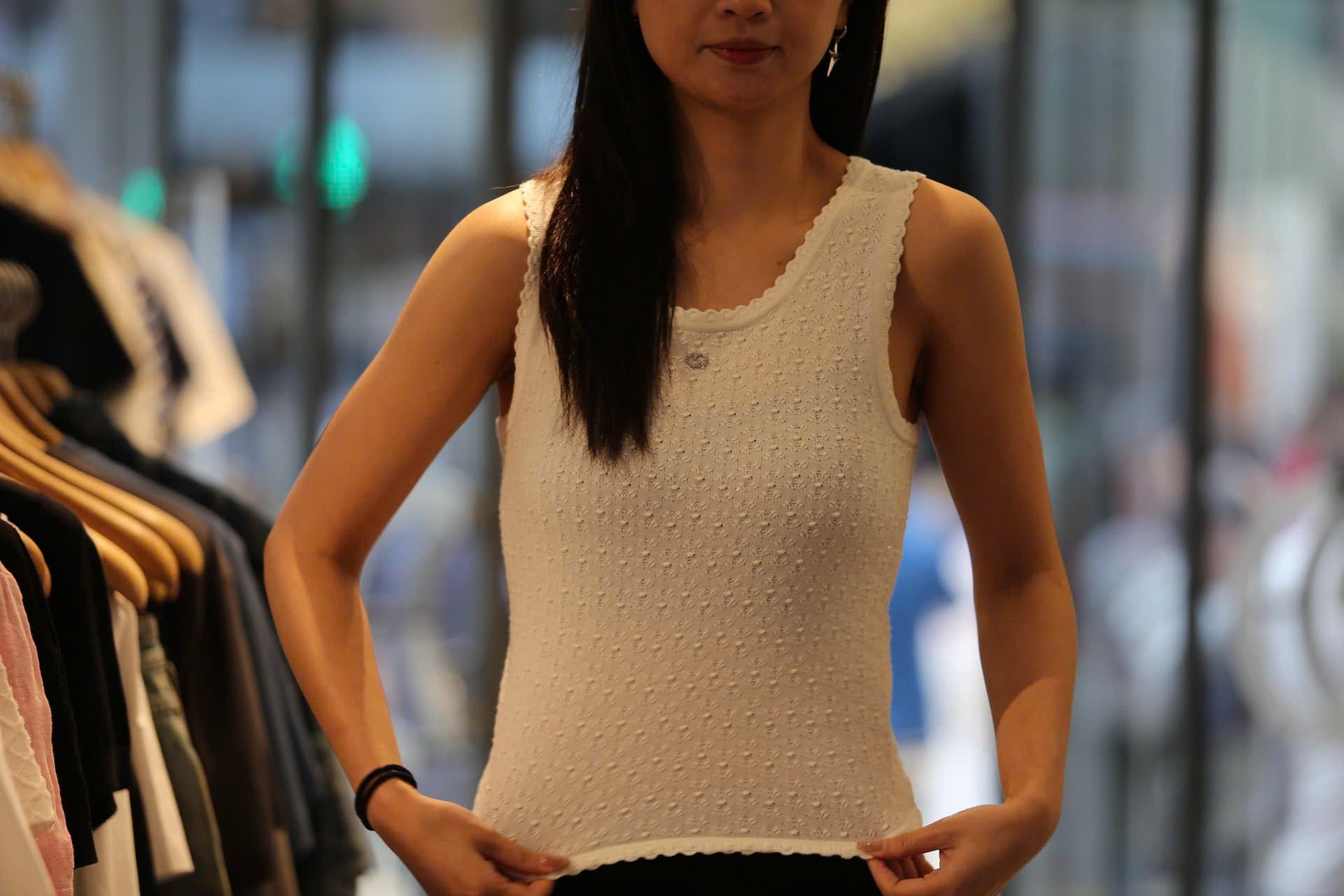  Áo tanktop trắng vải dập nổi hoa 