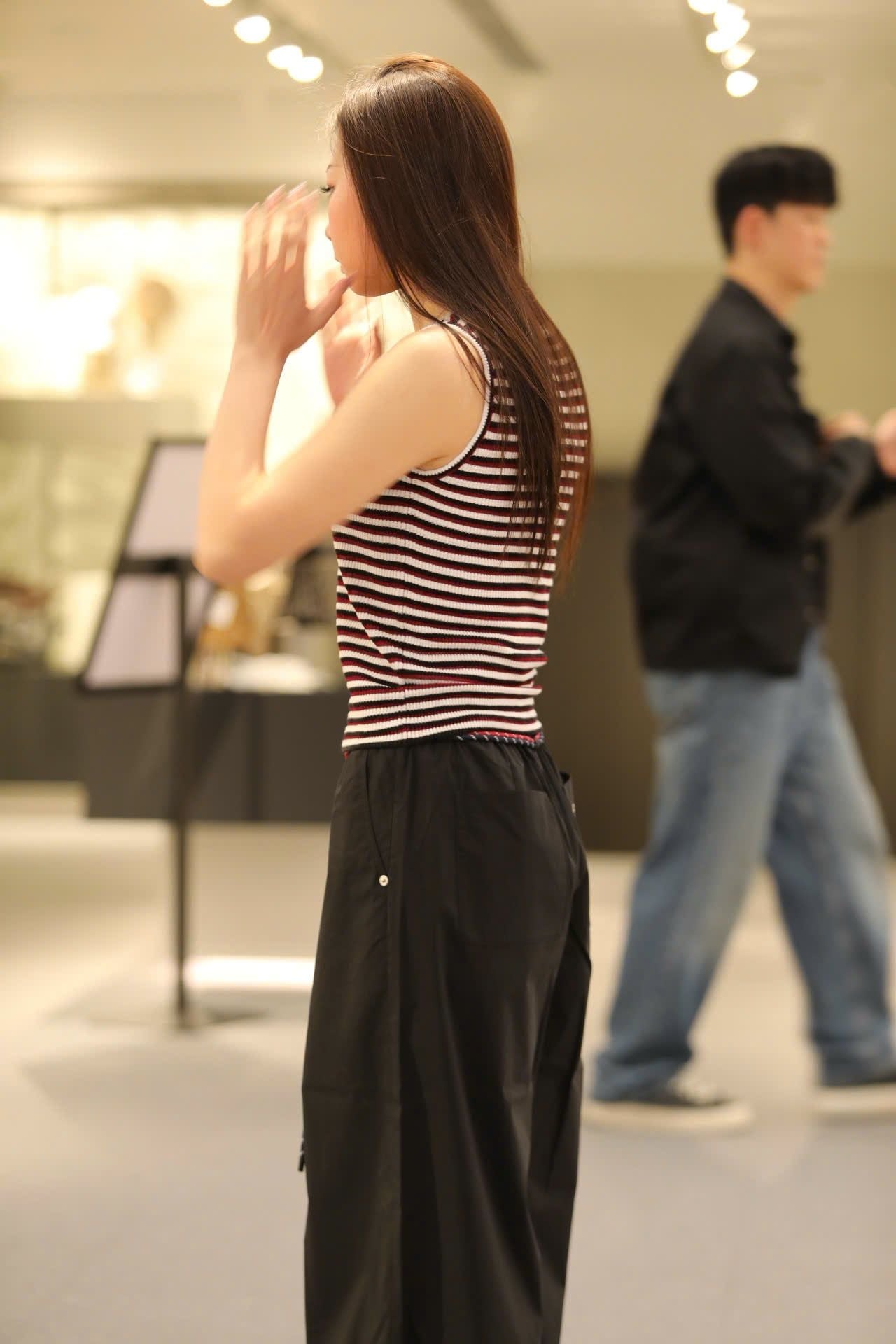  Áo tanktop kẻ đỏ đen 