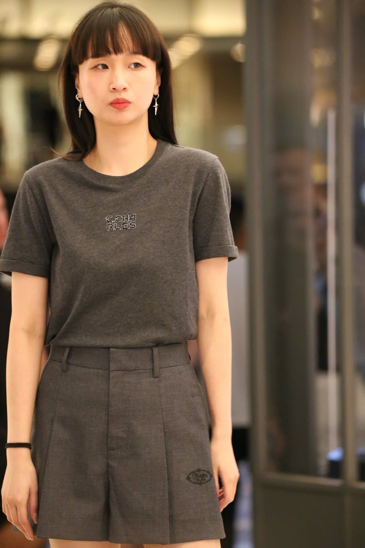  Áo phông xám chữ đính đá ngực 