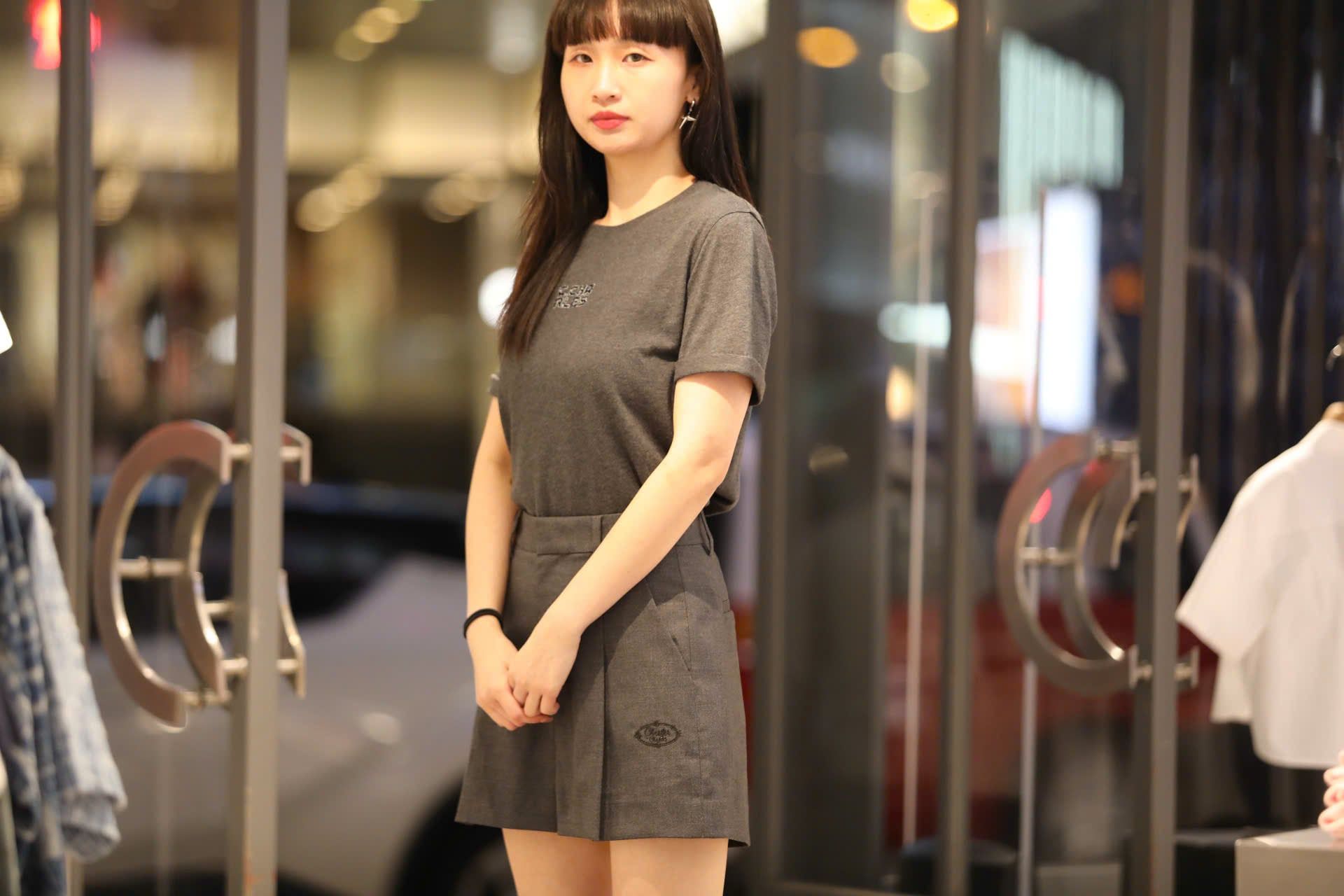  Áo phông xám chữ đính đá ngực 