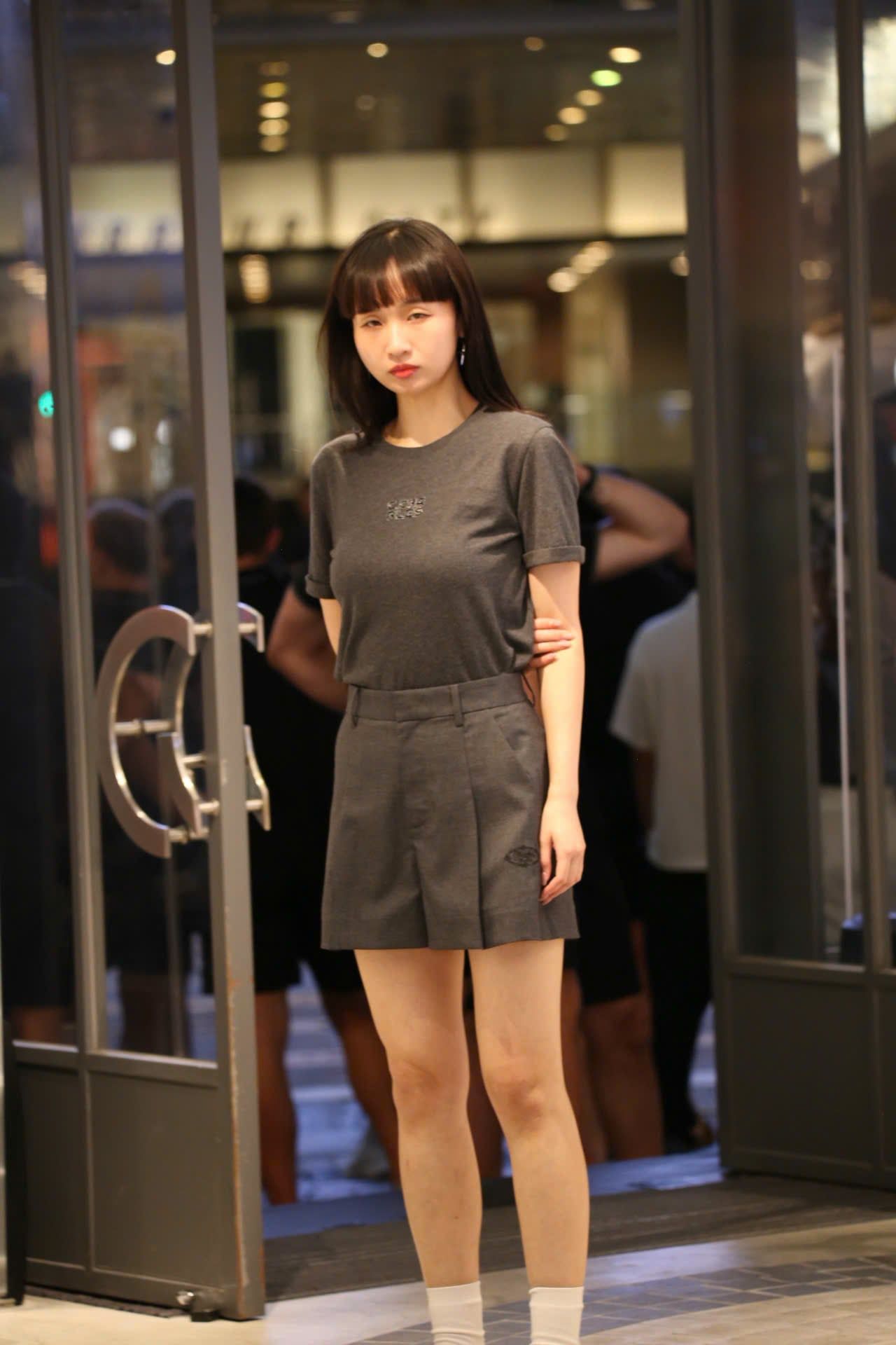  Áo phông xám chữ đính đá ngực 