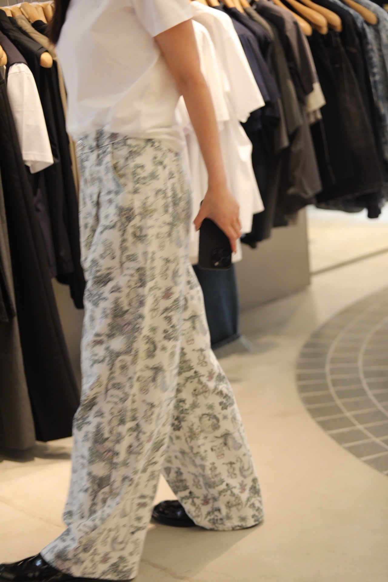  Quần jean trắng họa tiết gấu 