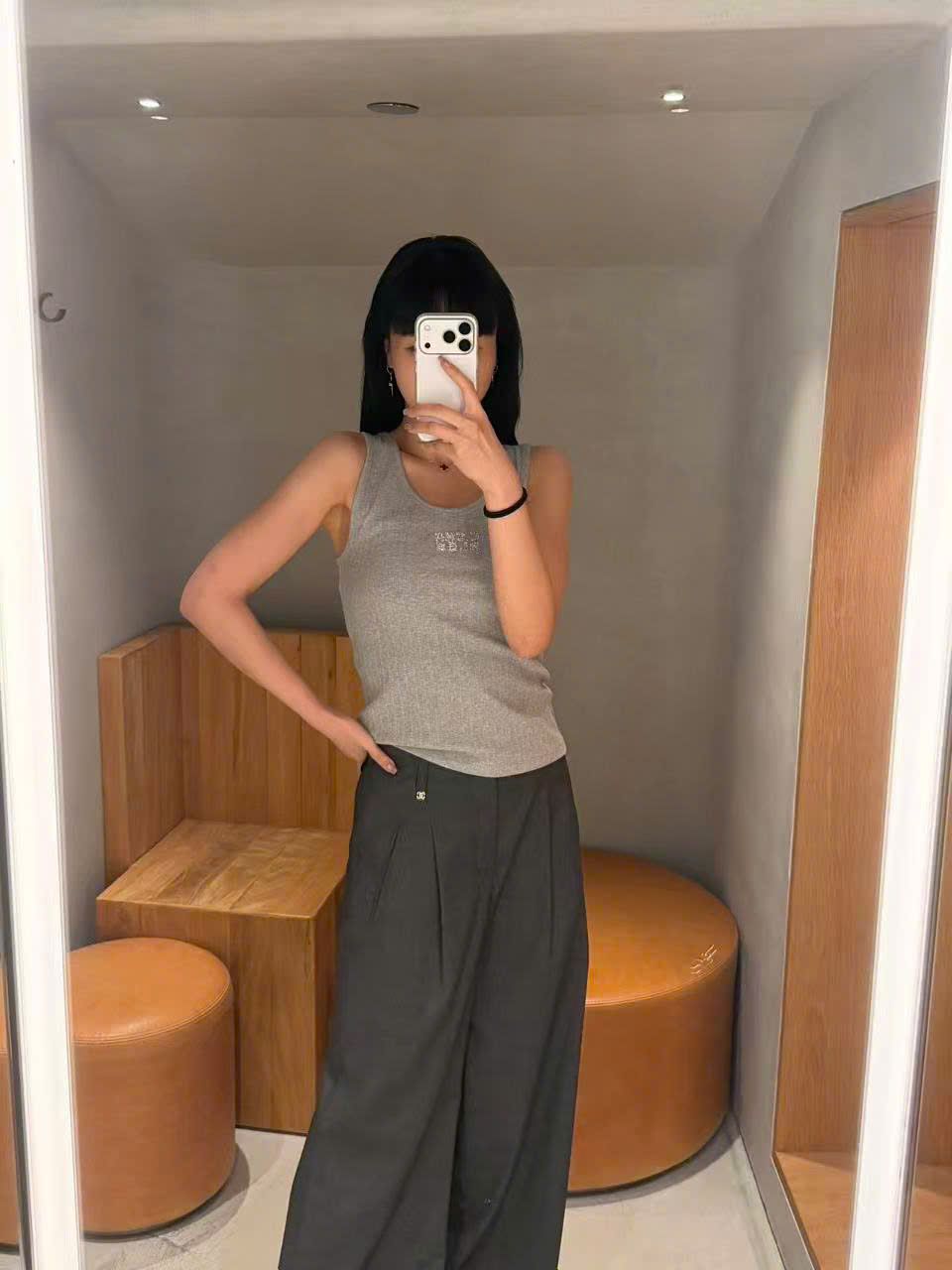  Áo tanktop xám sọc gân, chữ ngực 